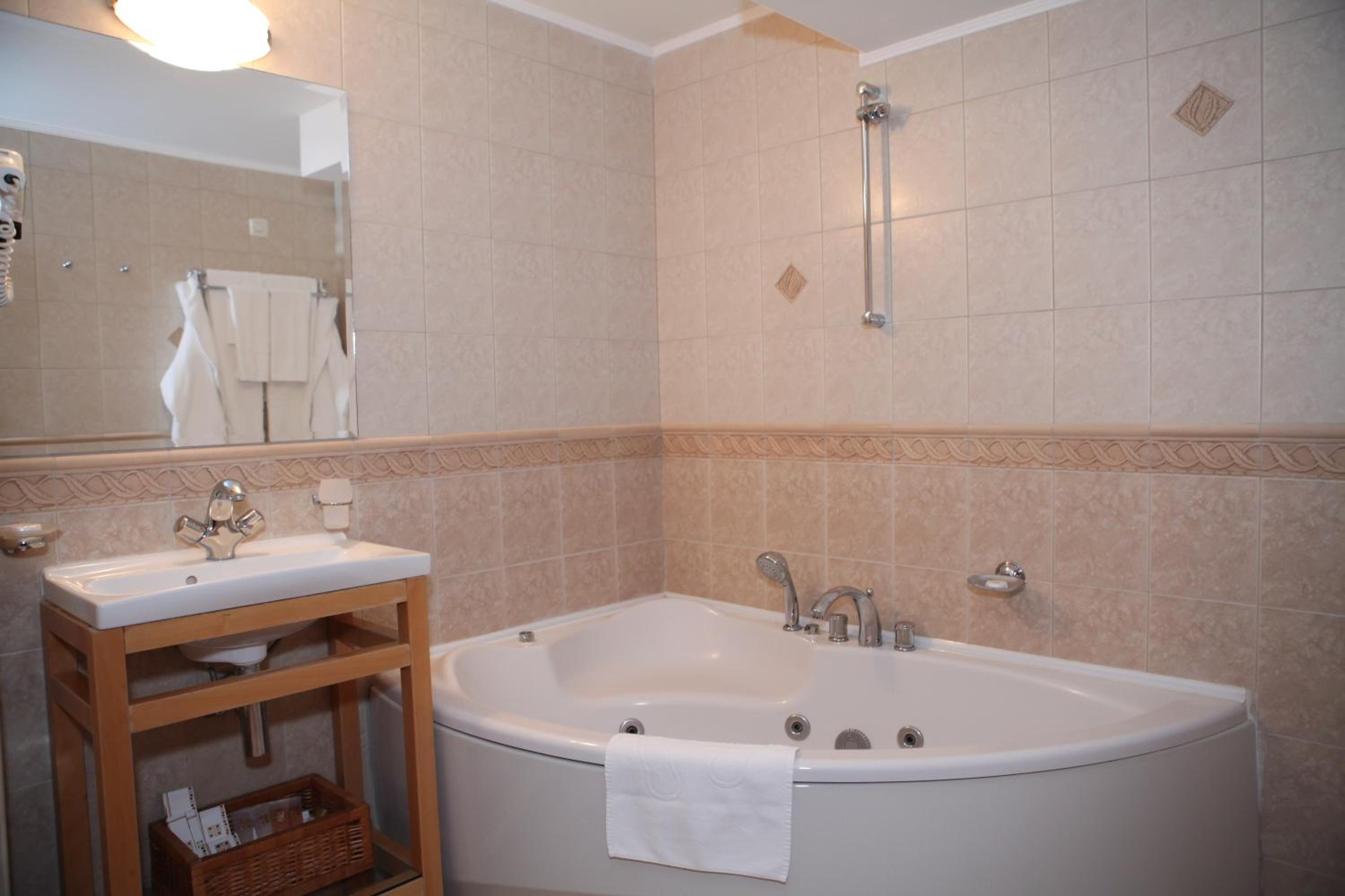 Deluxe One-Bedroom Suite with Hot Tub photo 3