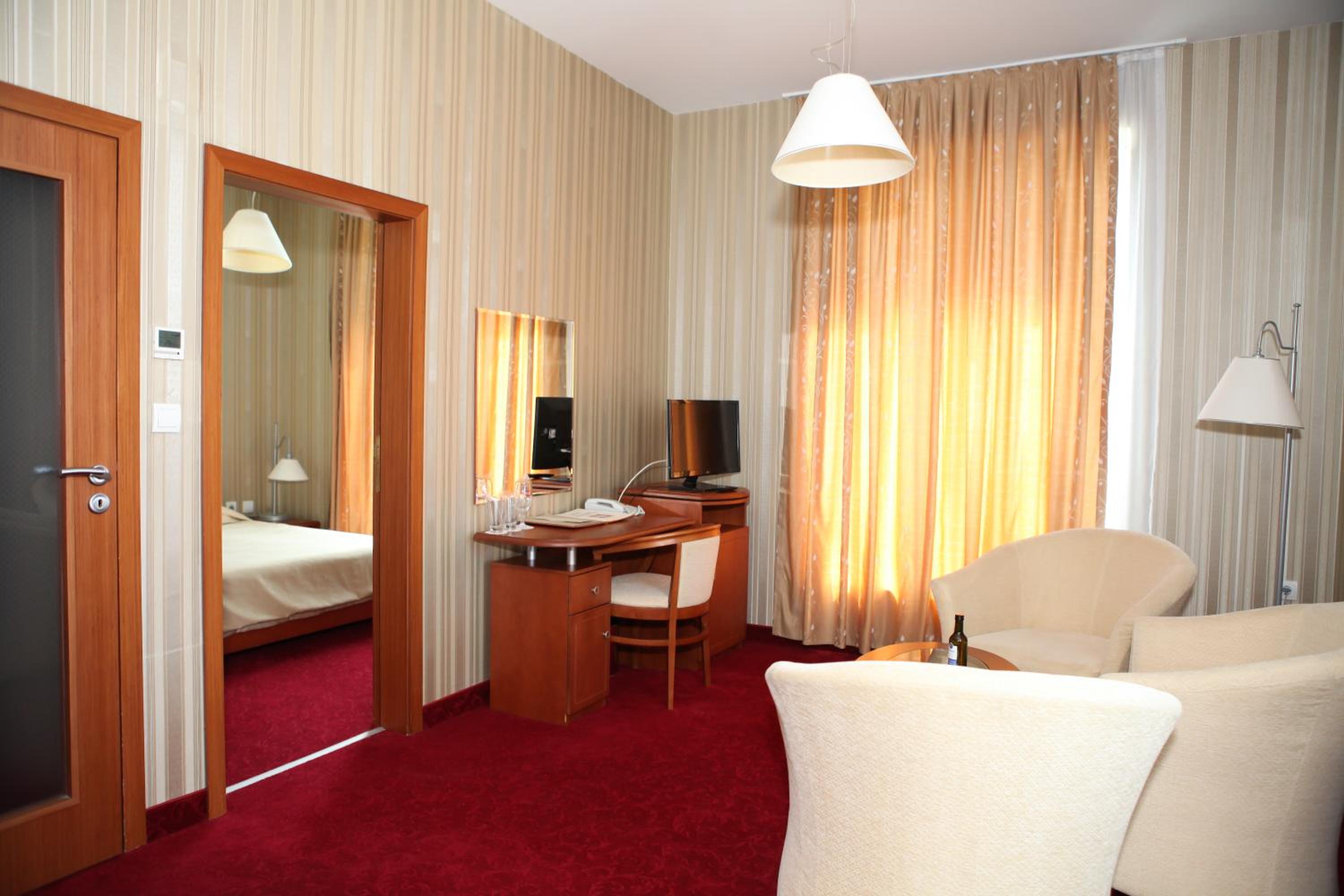 One-Bedroom Suite with Bath photo 1