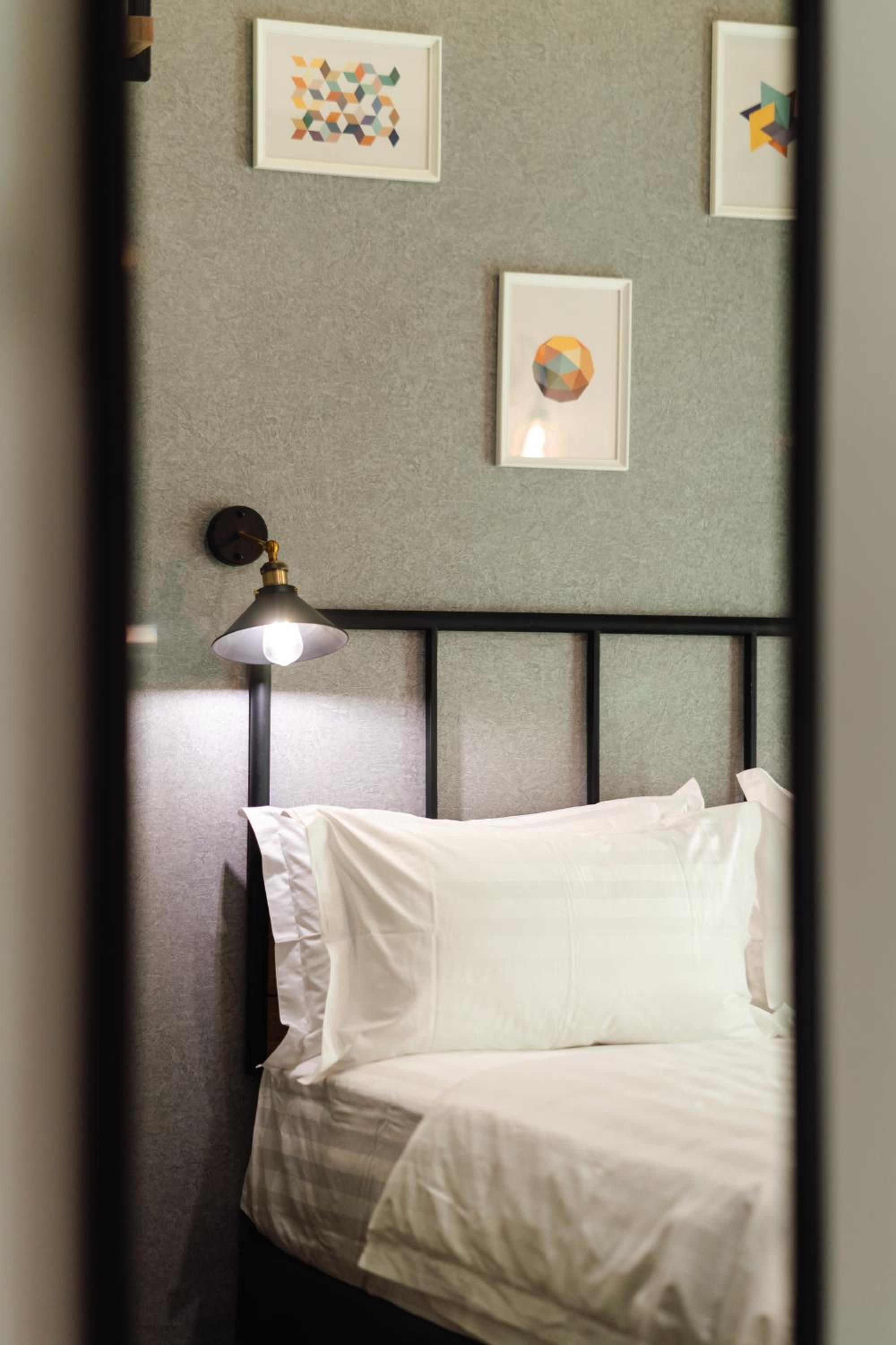 Deluxe Queen Room ( No Window) - Photo 2