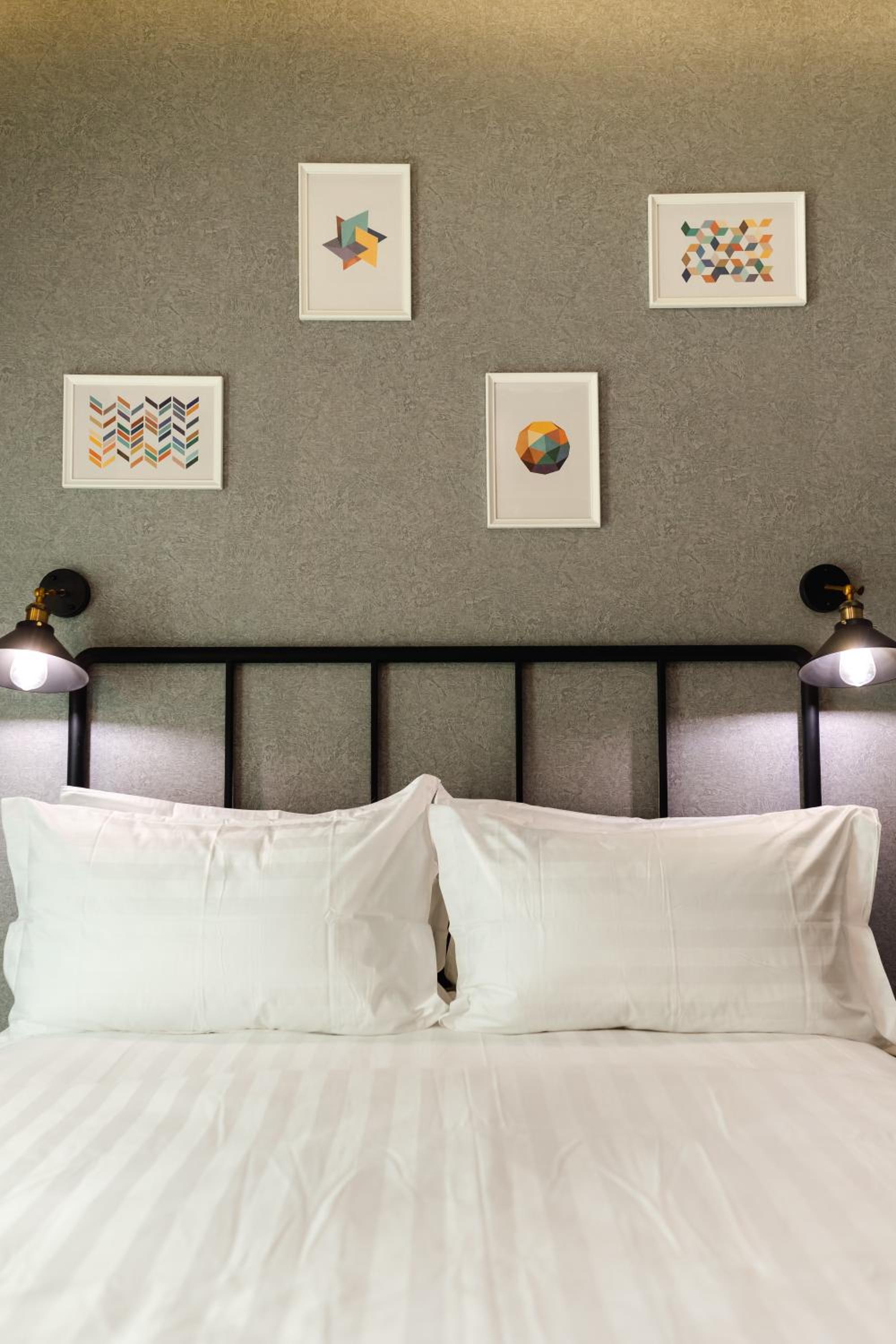 Deluxe Queen Room ( No Window) - Photo 3