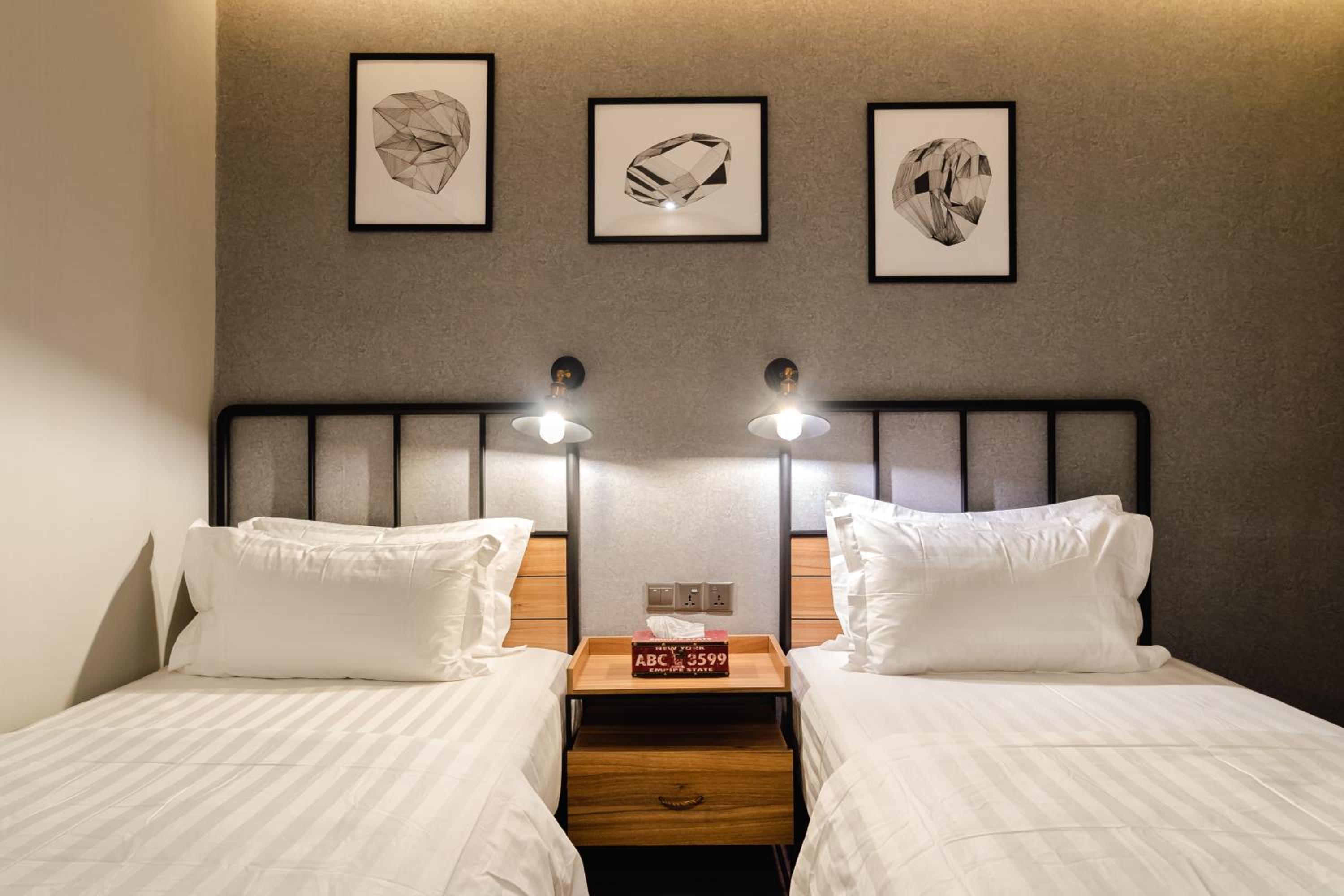 Deluxe Twin Room (No Window) - Photo 3