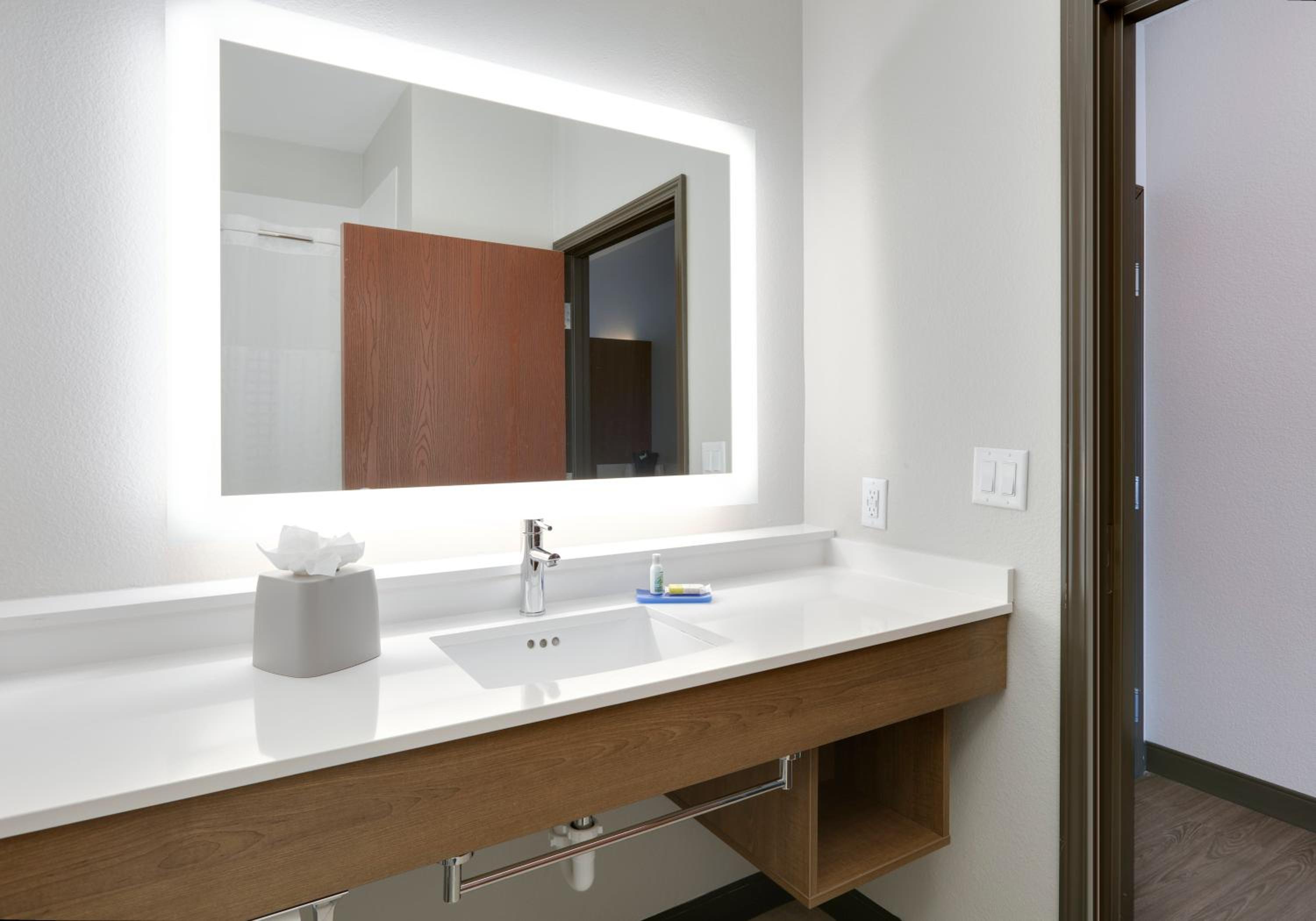 Standard King Room - Photo 3