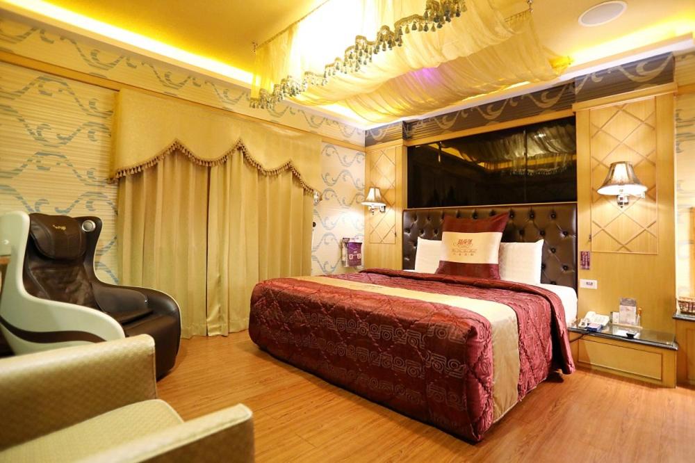 Double Room with Spa Bath photo 3
