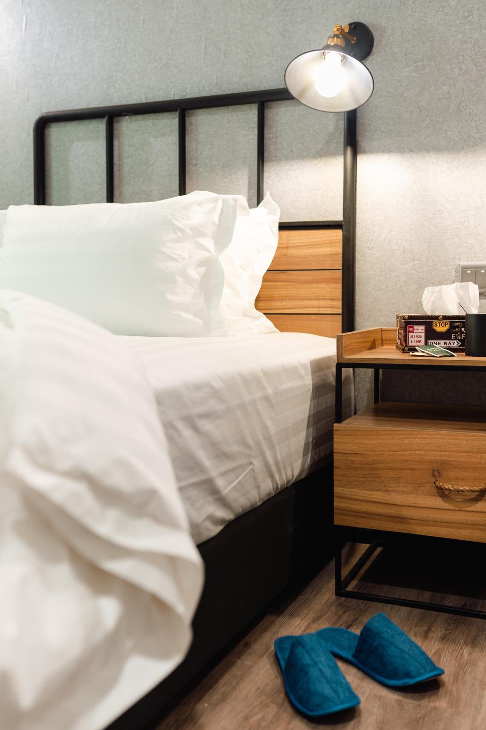 Deluxe Twin Room (No Window) - Photo 2