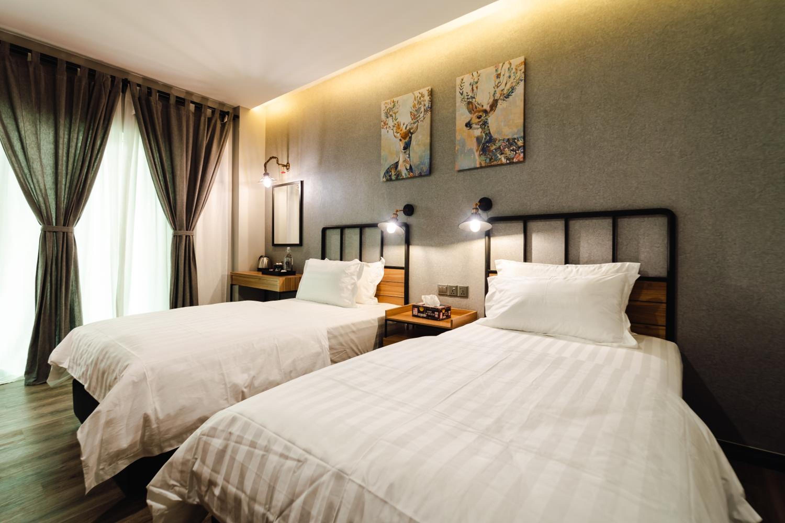 Superior Twin Room with Balcony - Photo 4