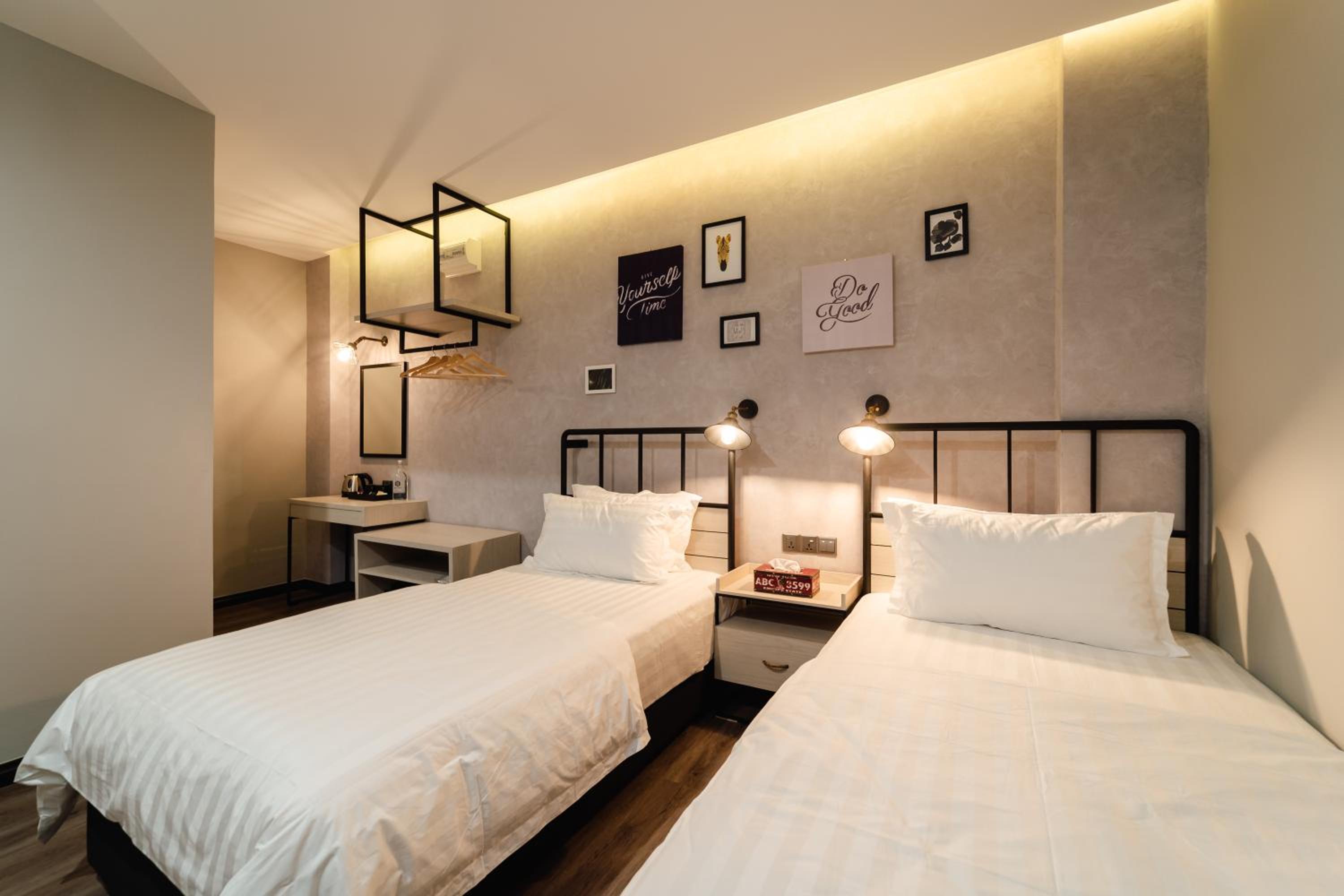 Deluxe Twin Room (No Window) - Photo 1