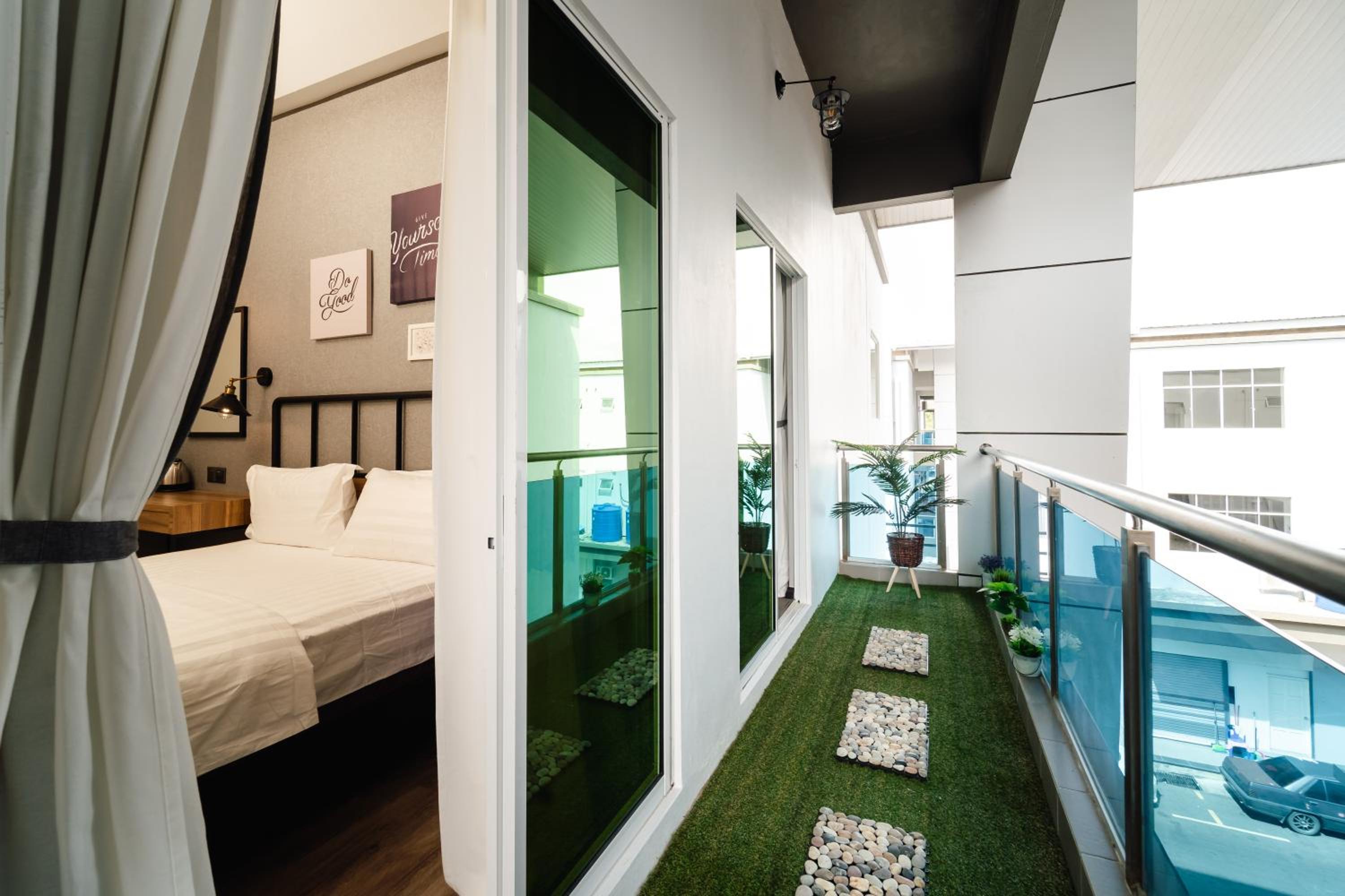 Deluxe Queen Room with Balcony - Photo 4
