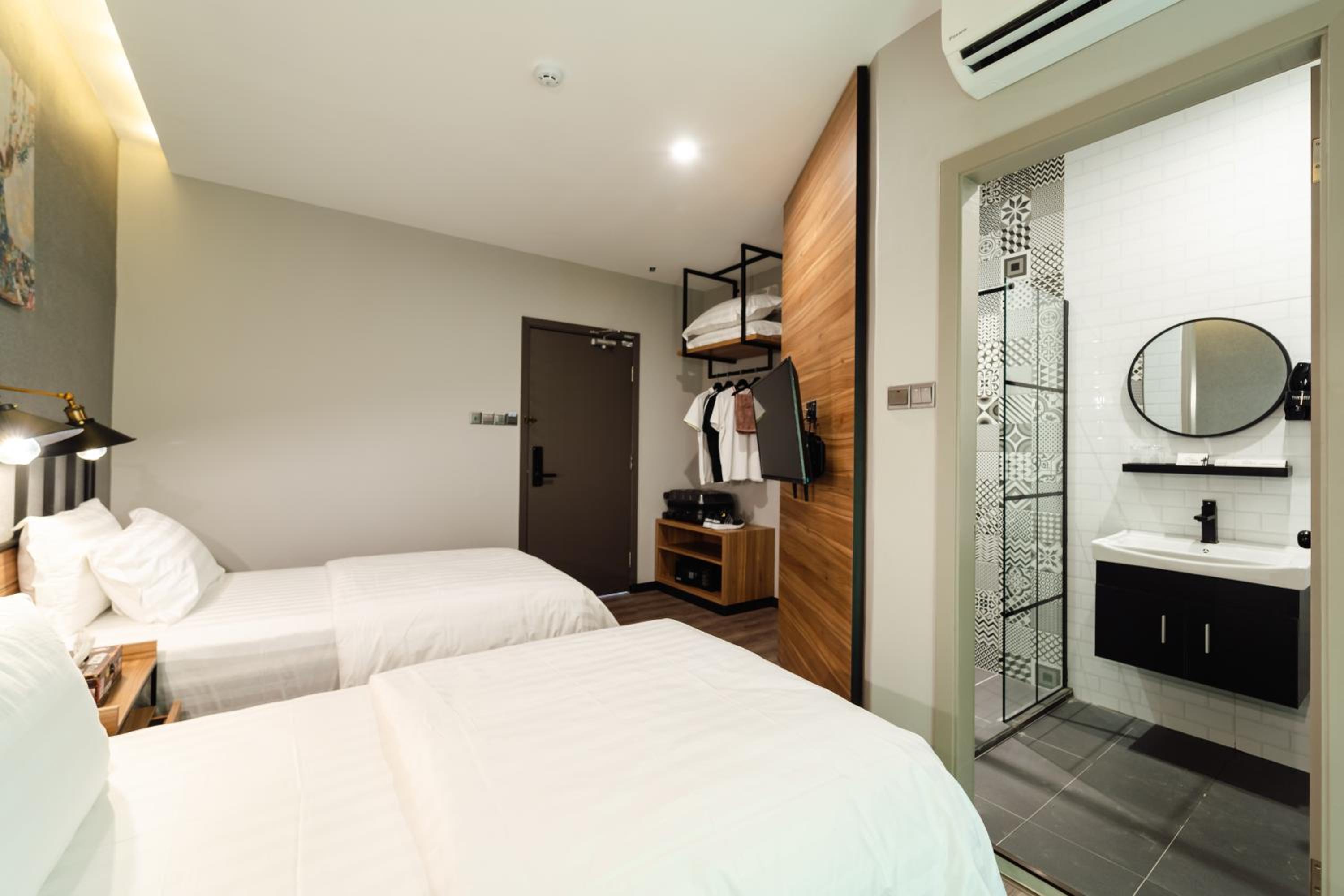 Superior Twin Room with Balcony - Photo 3