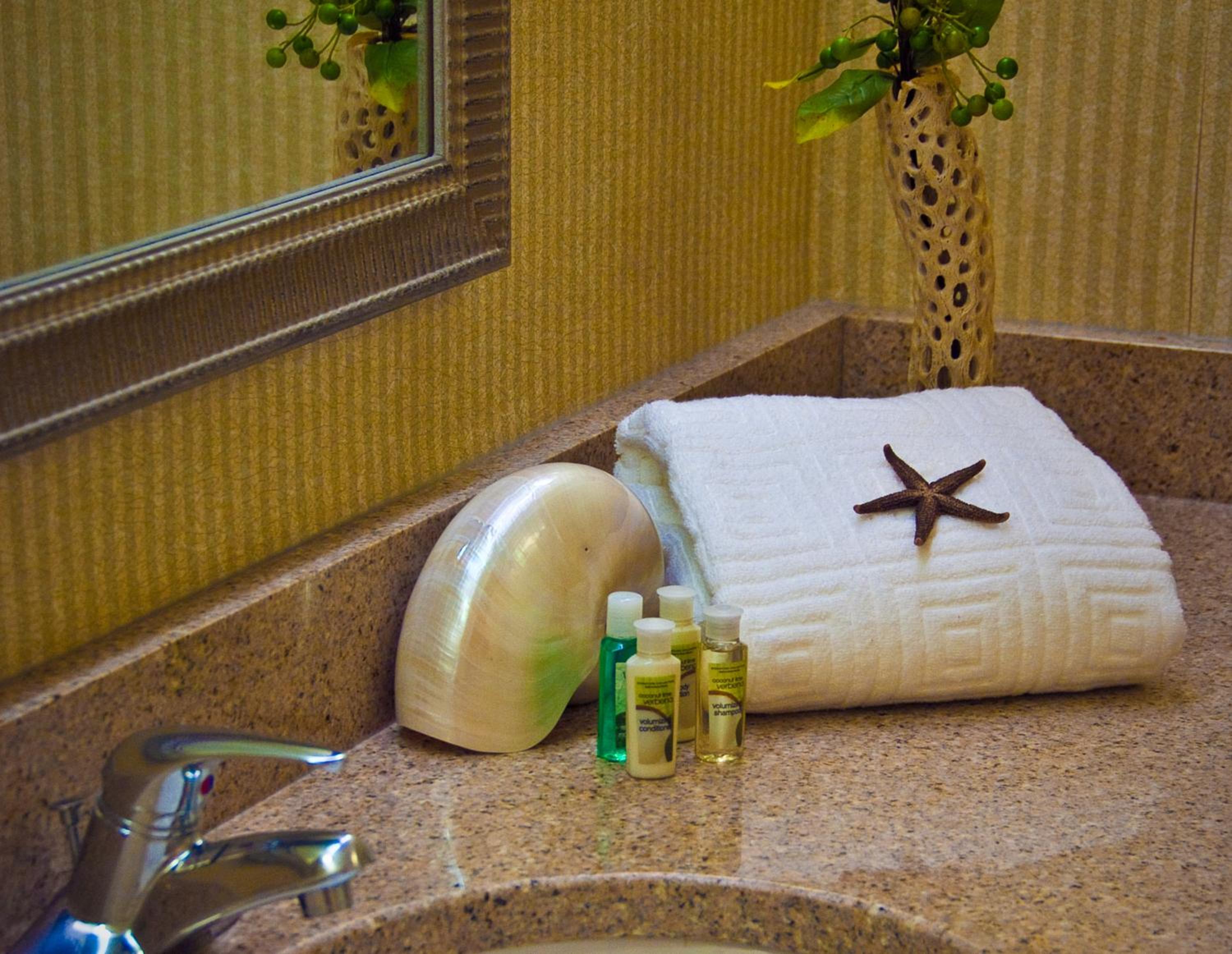 Standard Queen Room with Two Queen Beds and Mobility Accessible Tub photo 2