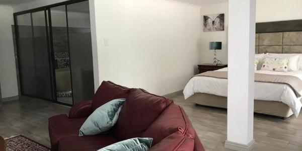 Standard King Room - Photo 5