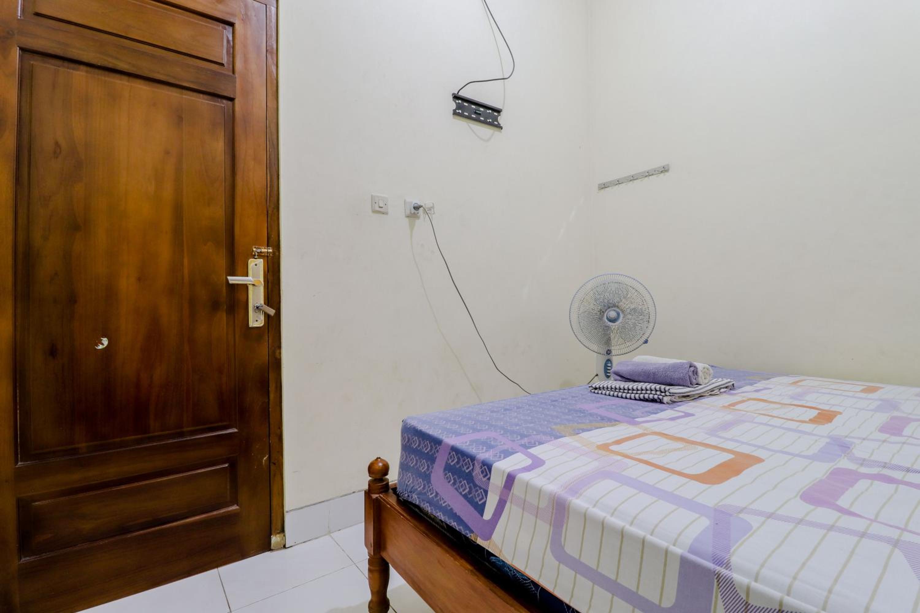 Budget Double Room - Photo 7