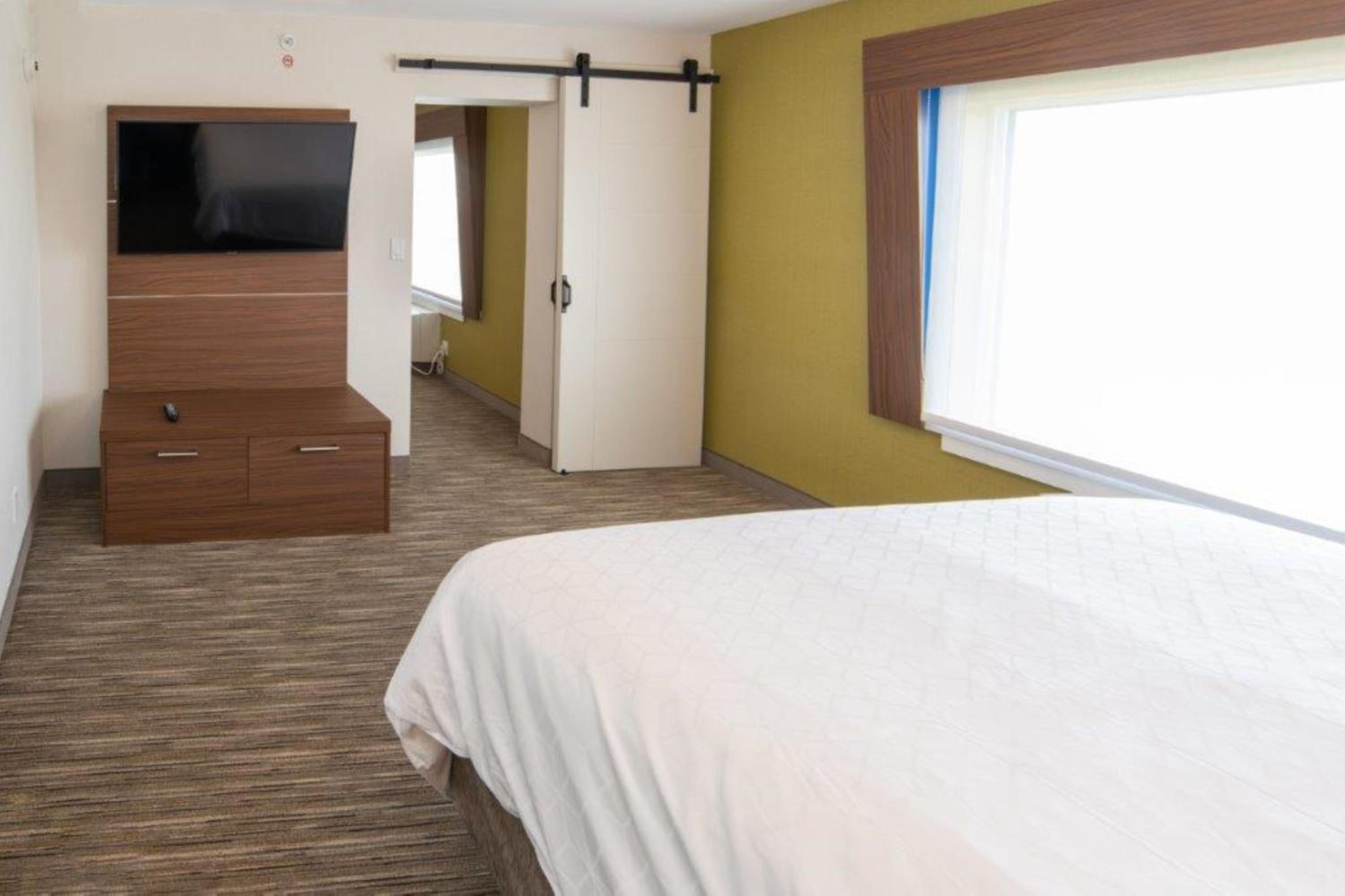 One-Bedroom King Suite - Photo 6