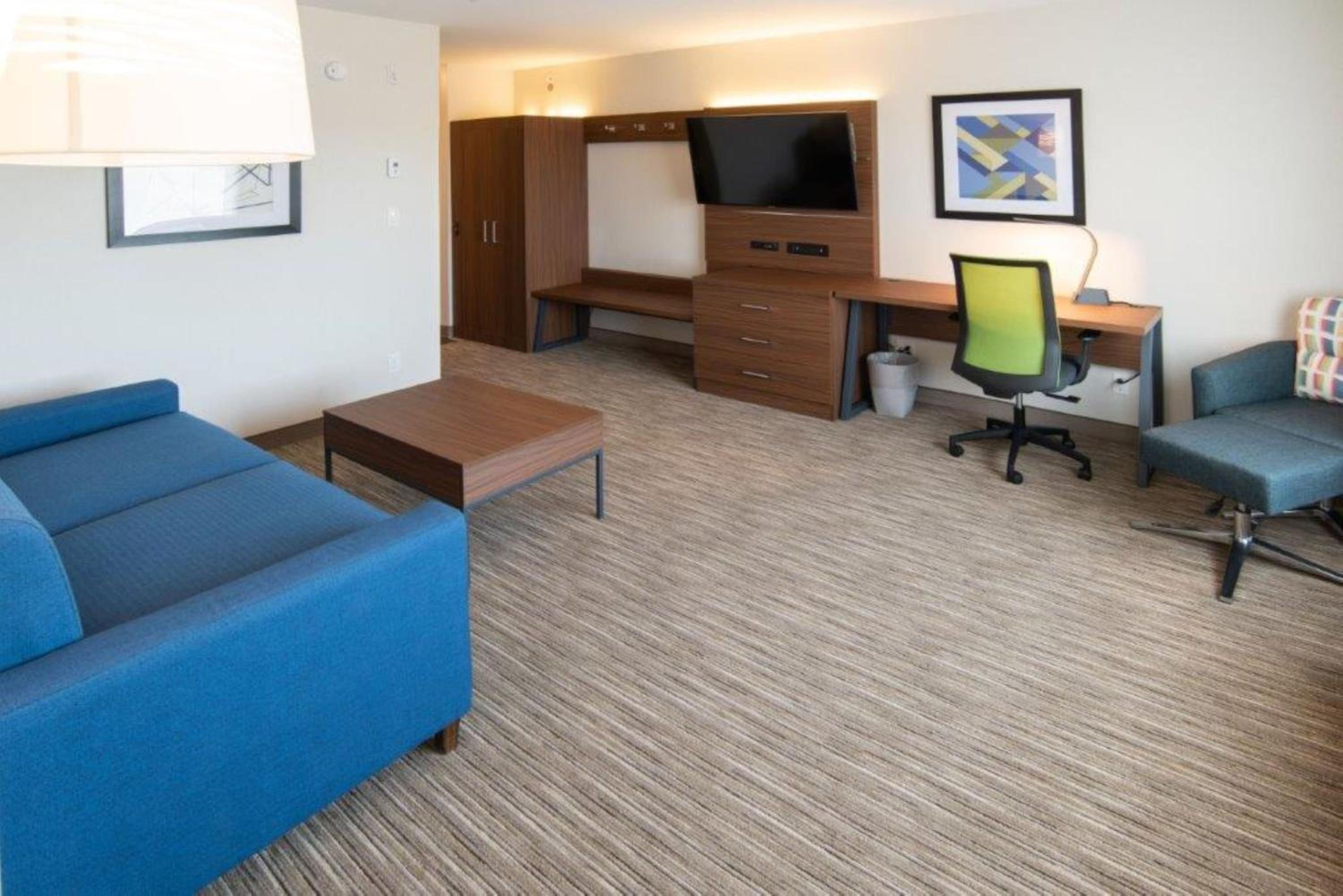 One-Bedroom King Suite - Photo 5
