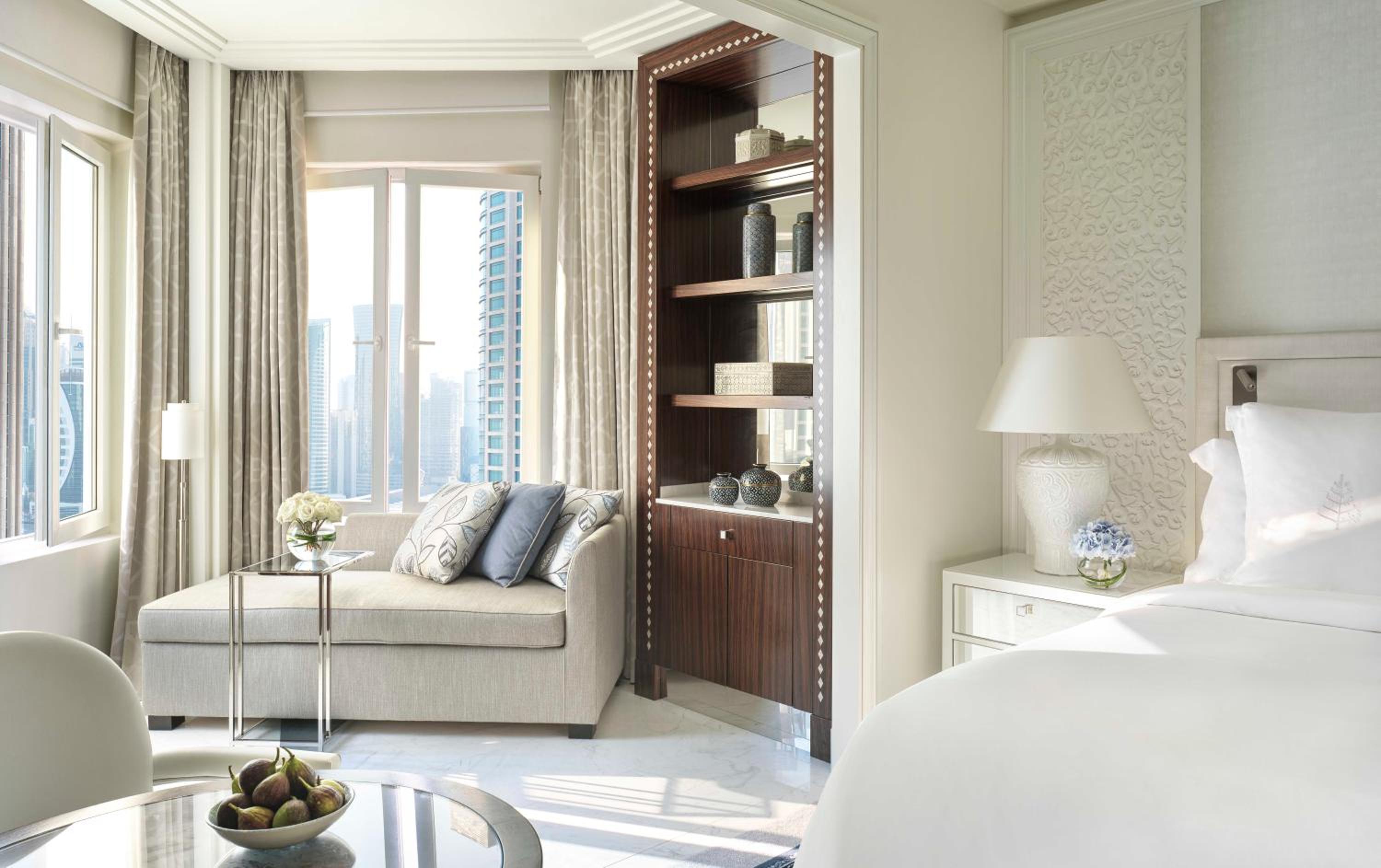 Deluxe King Room with City View photo 2