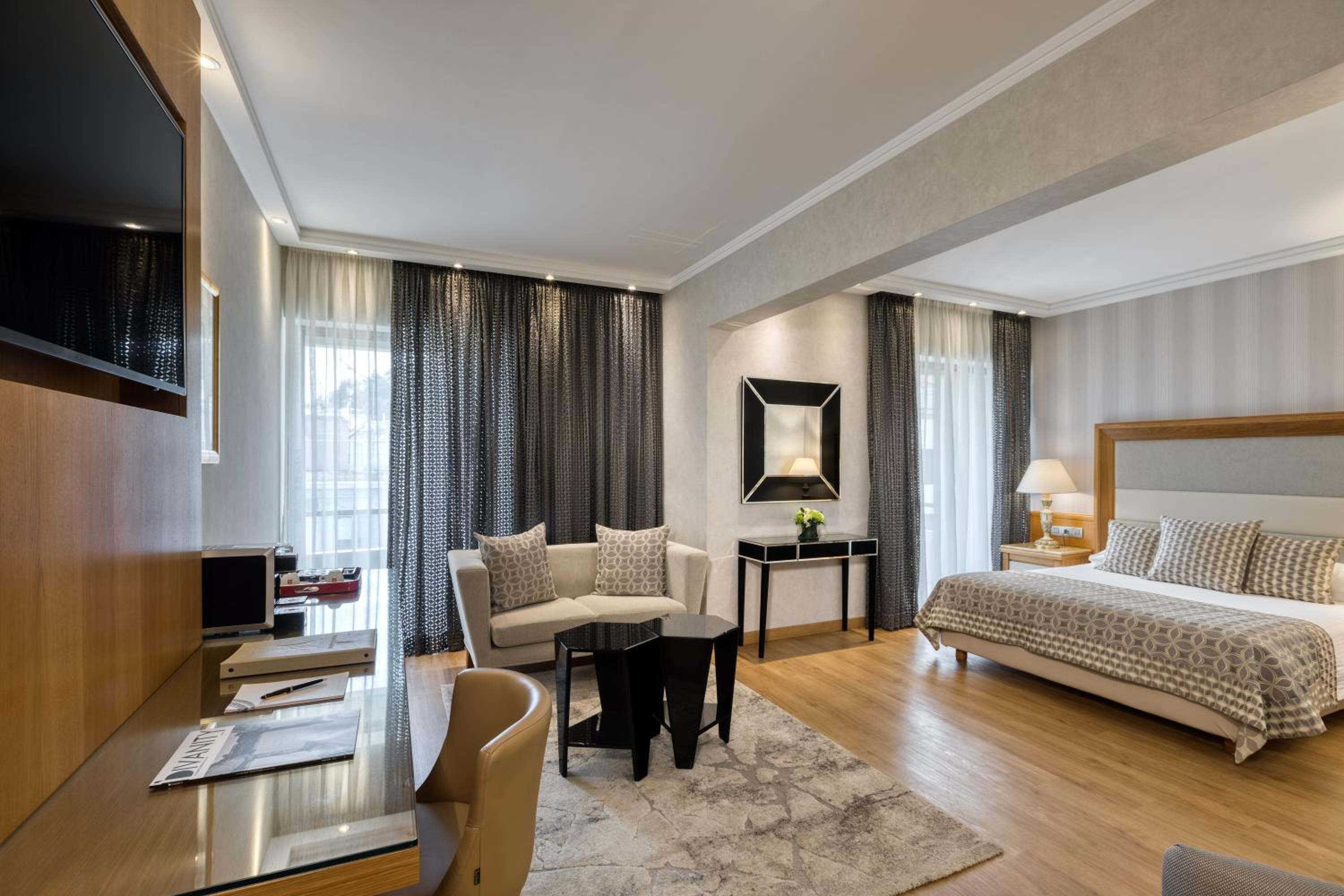 Premier Suite - Photo 1