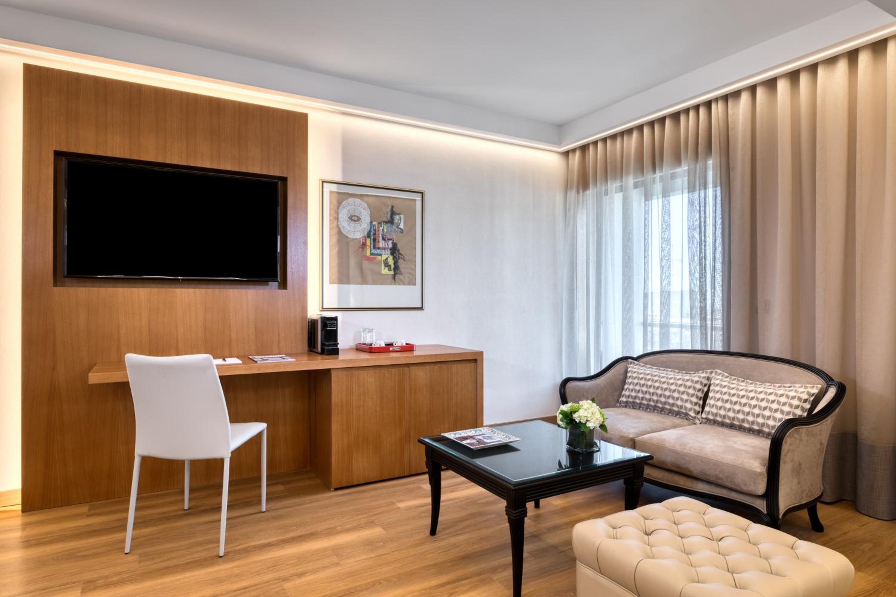 Executive Suite - Photo 2
