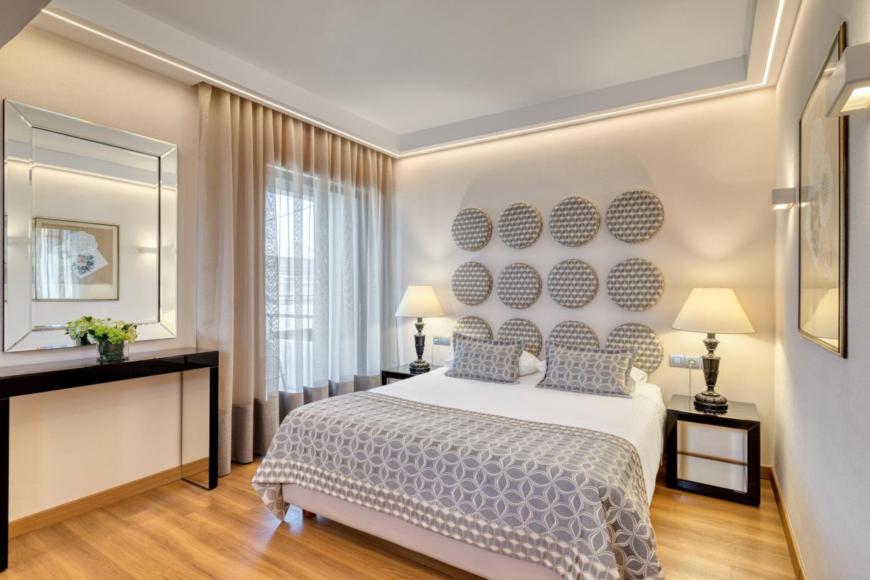 Executive Suite - Photo 1