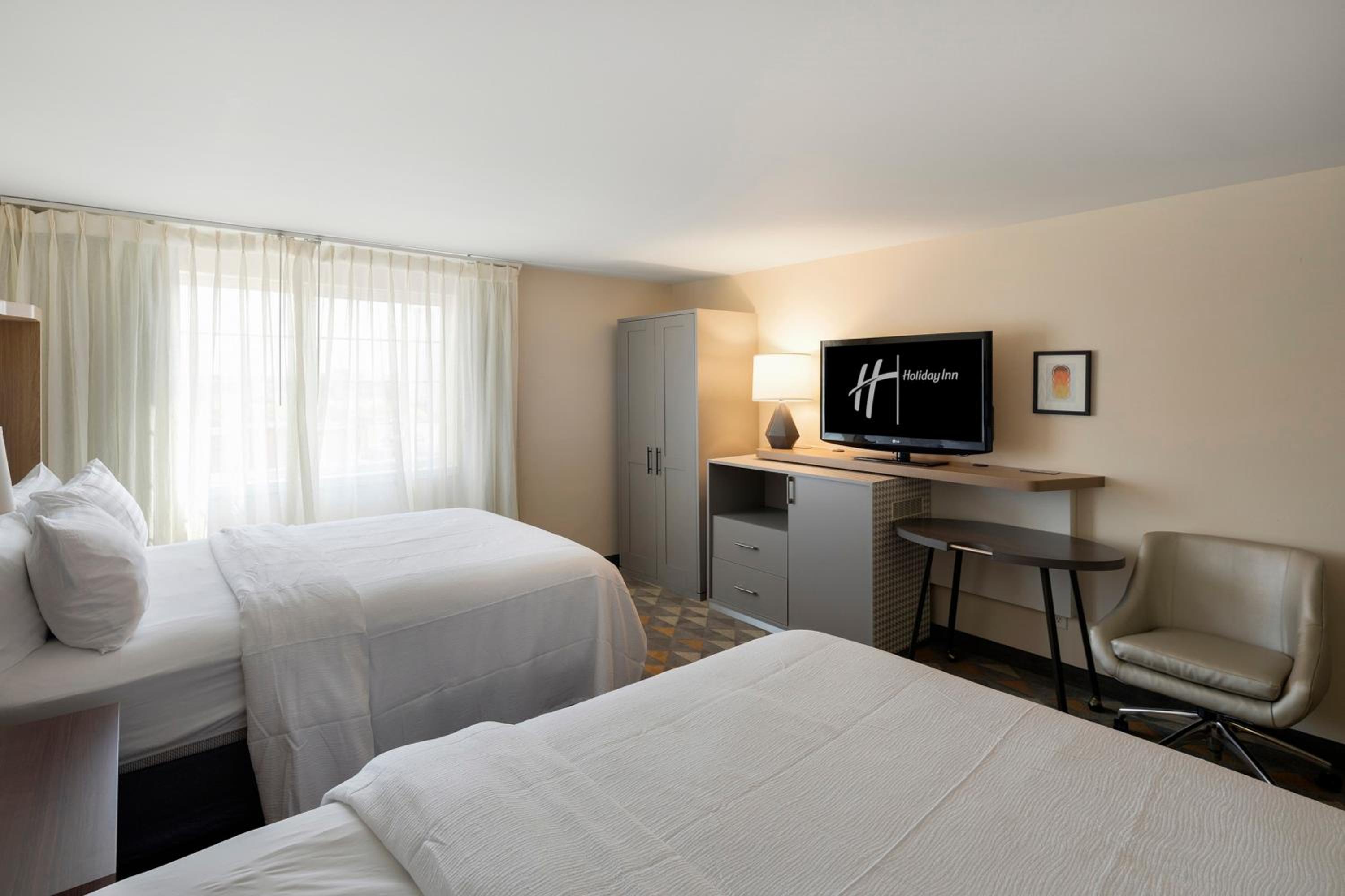 Standard Room with Two Queen Beds - Photo 4