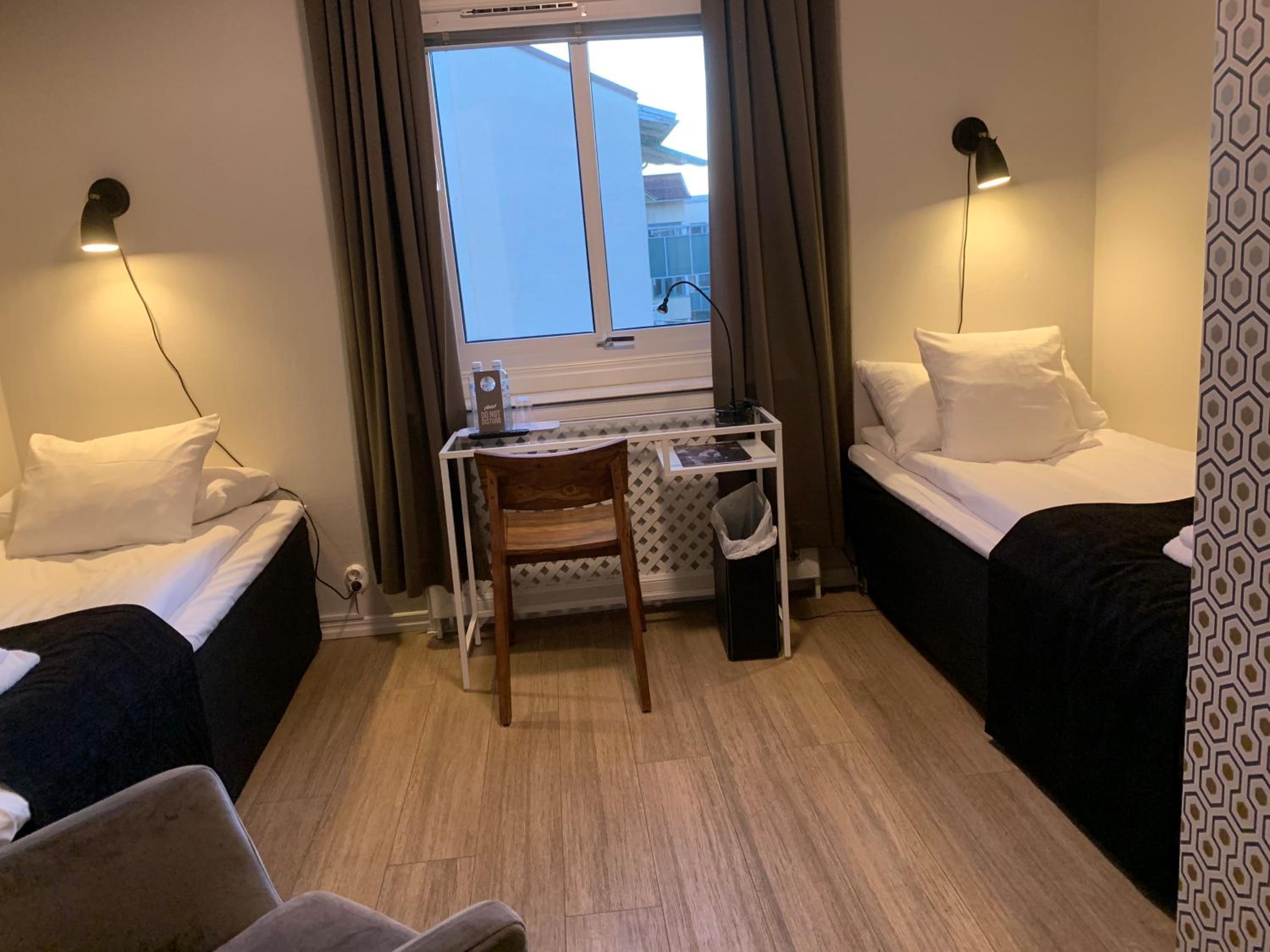 Standard Twin Room - Photo 7