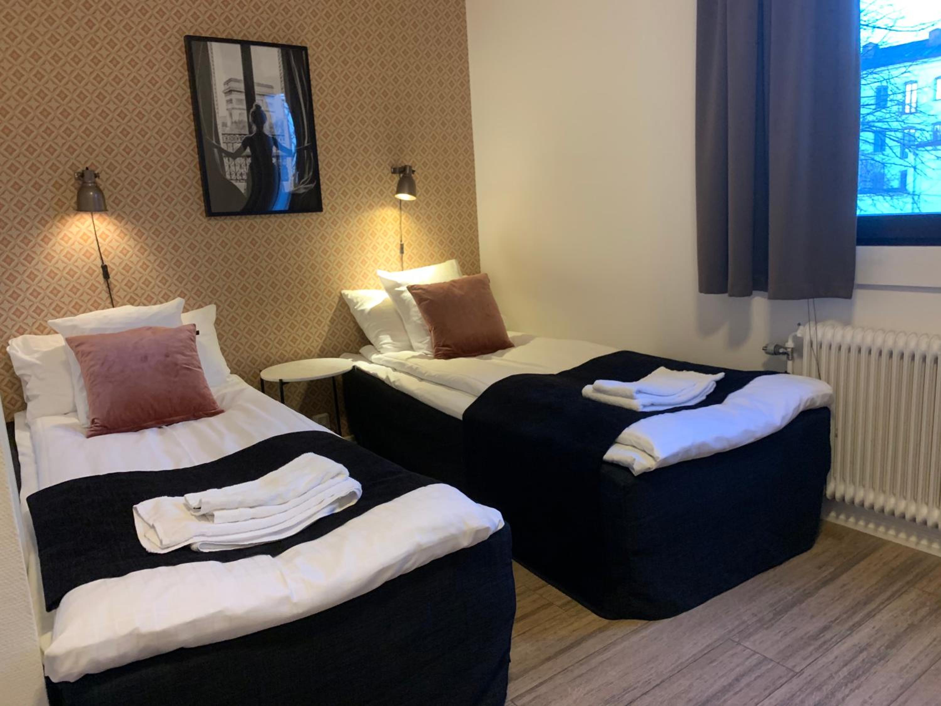 Standard Twin Room - Photo 9