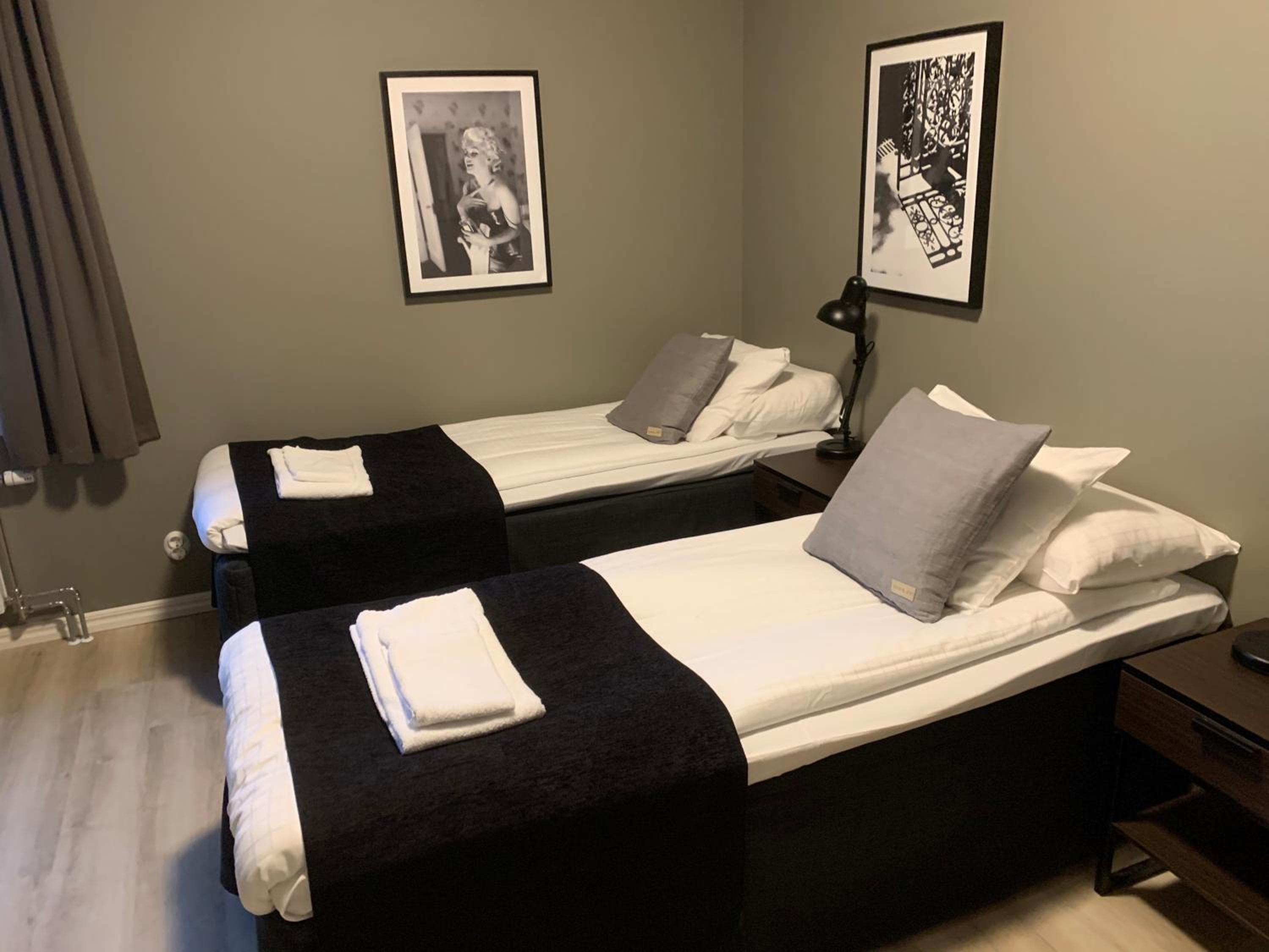 Standard Twin Room - Photo 2