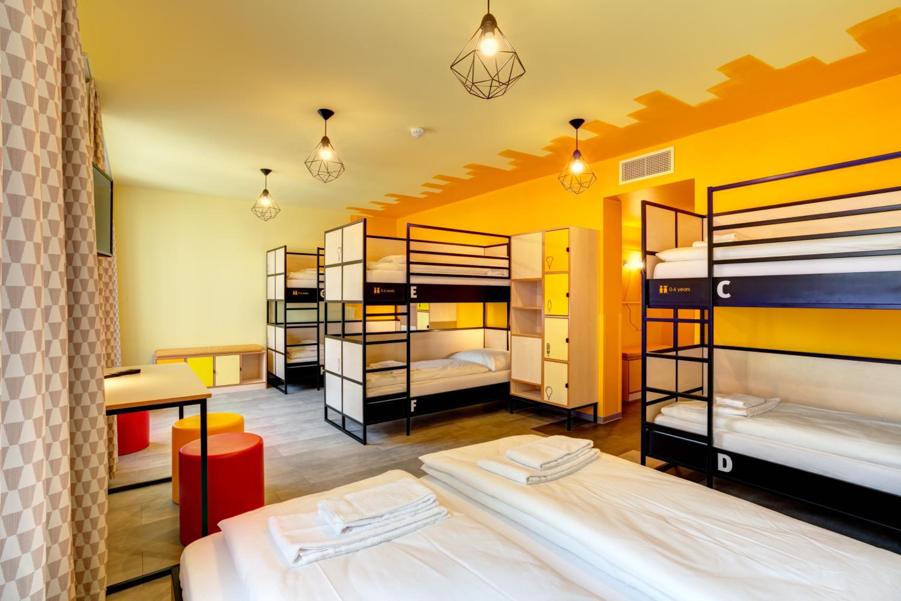 Family Room with 8 Beds photo 3