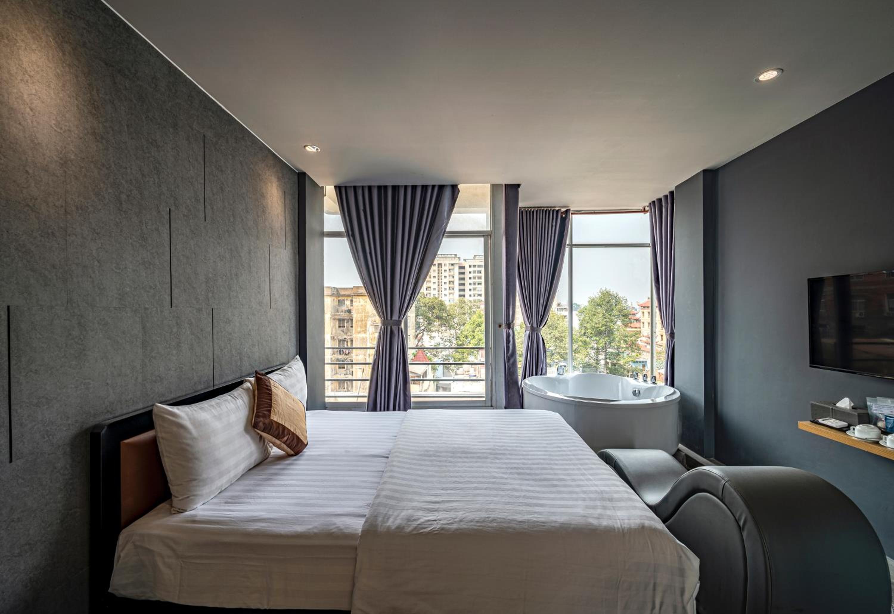 Deluxe Queen Room