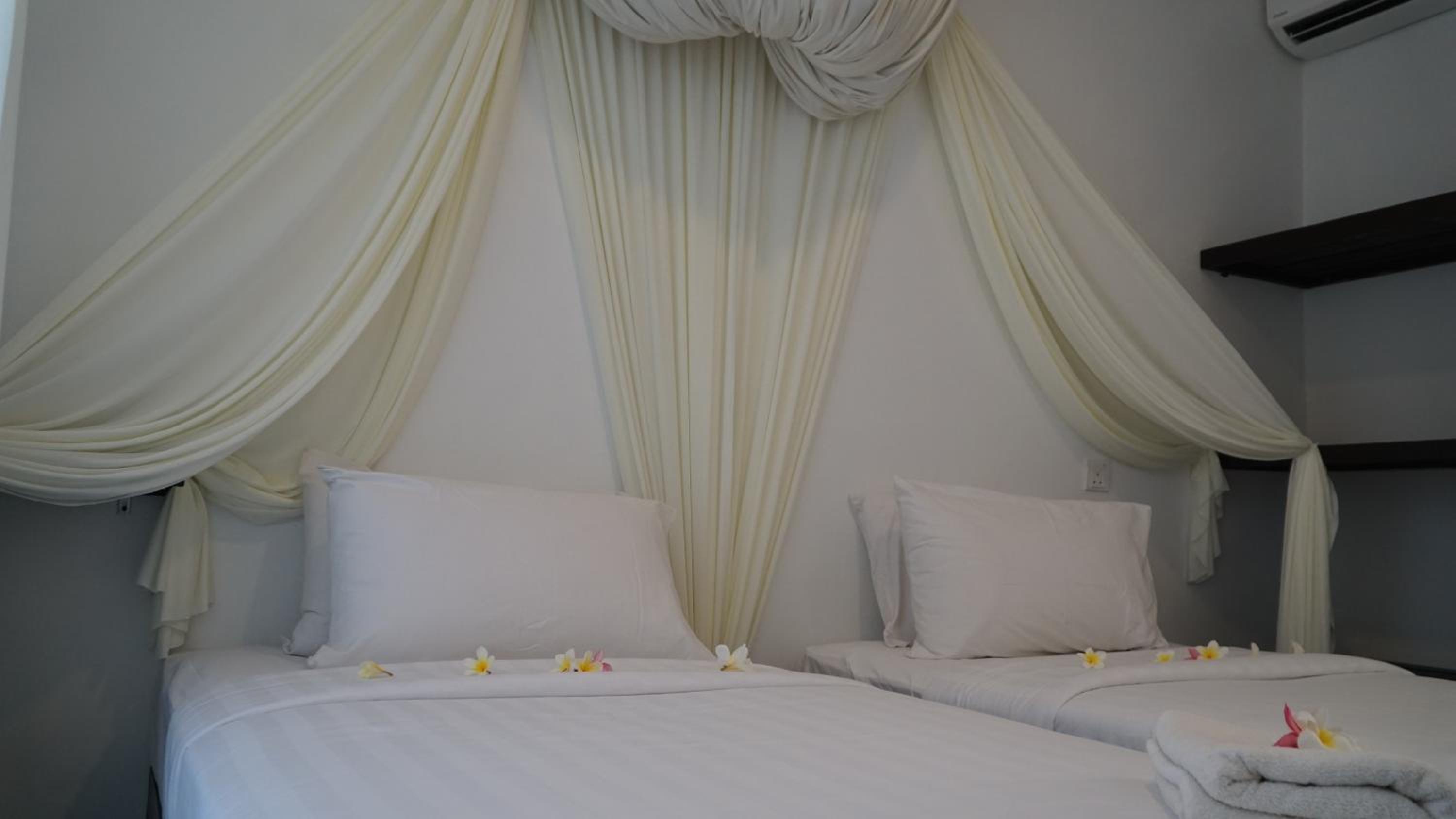 Twin Room with Balcony and Sea View - Photo 26