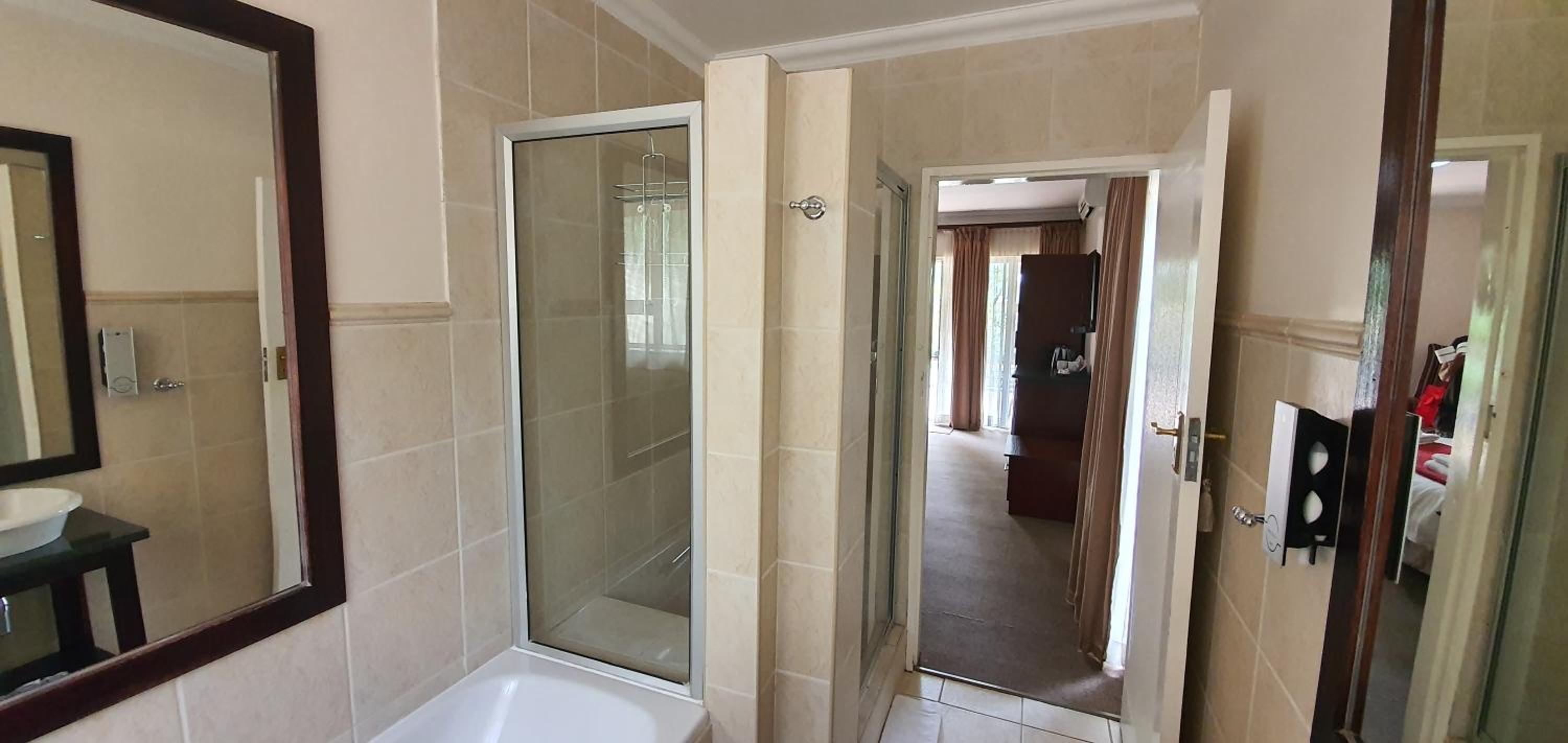 Deluxe Room - Photo 11