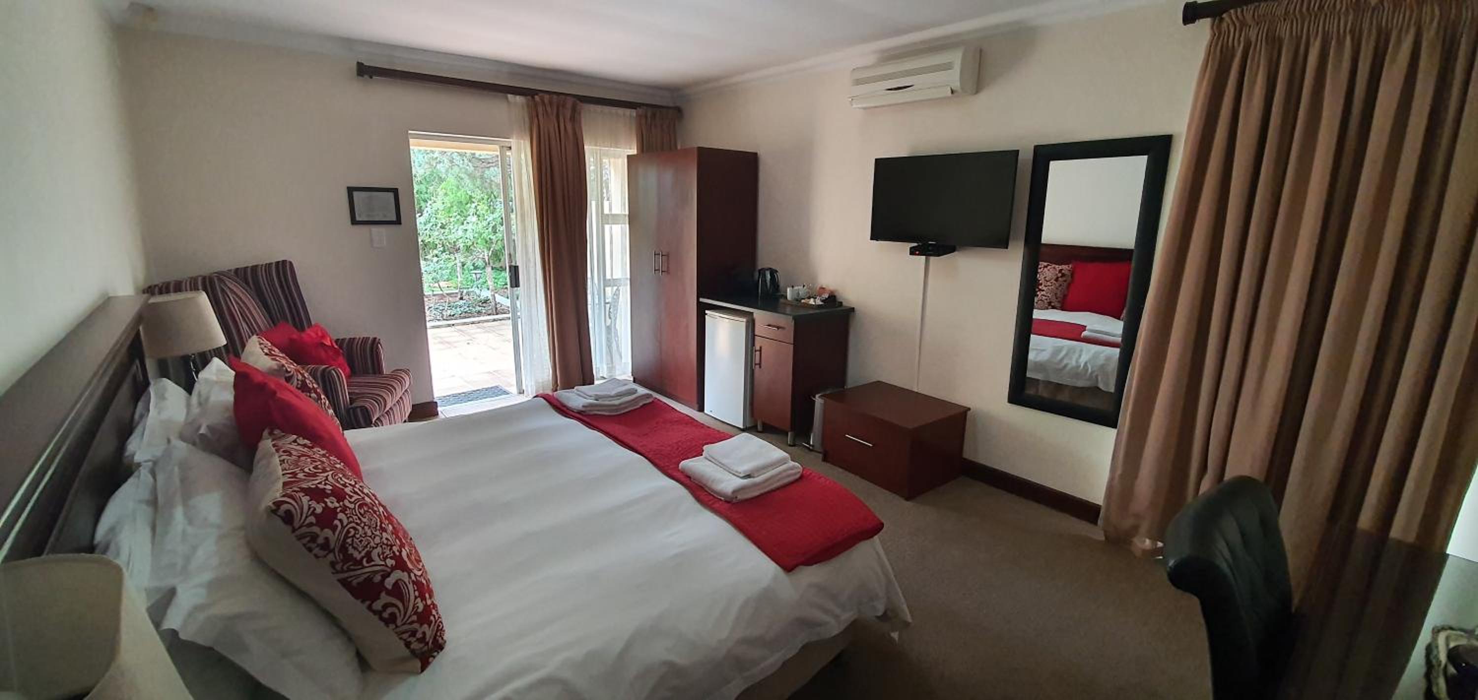 Deluxe Room - Photo 13