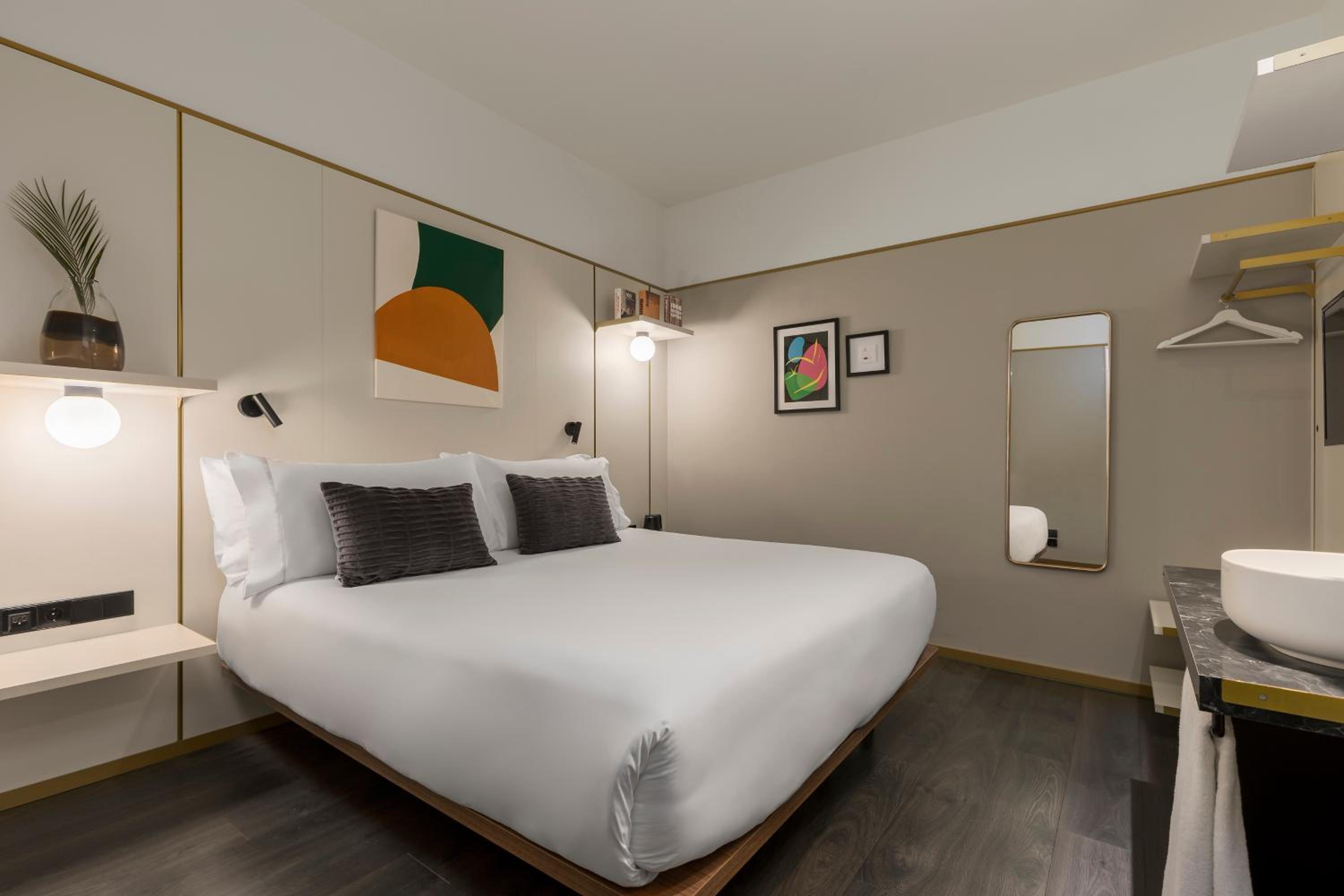 Queen Room photo 2