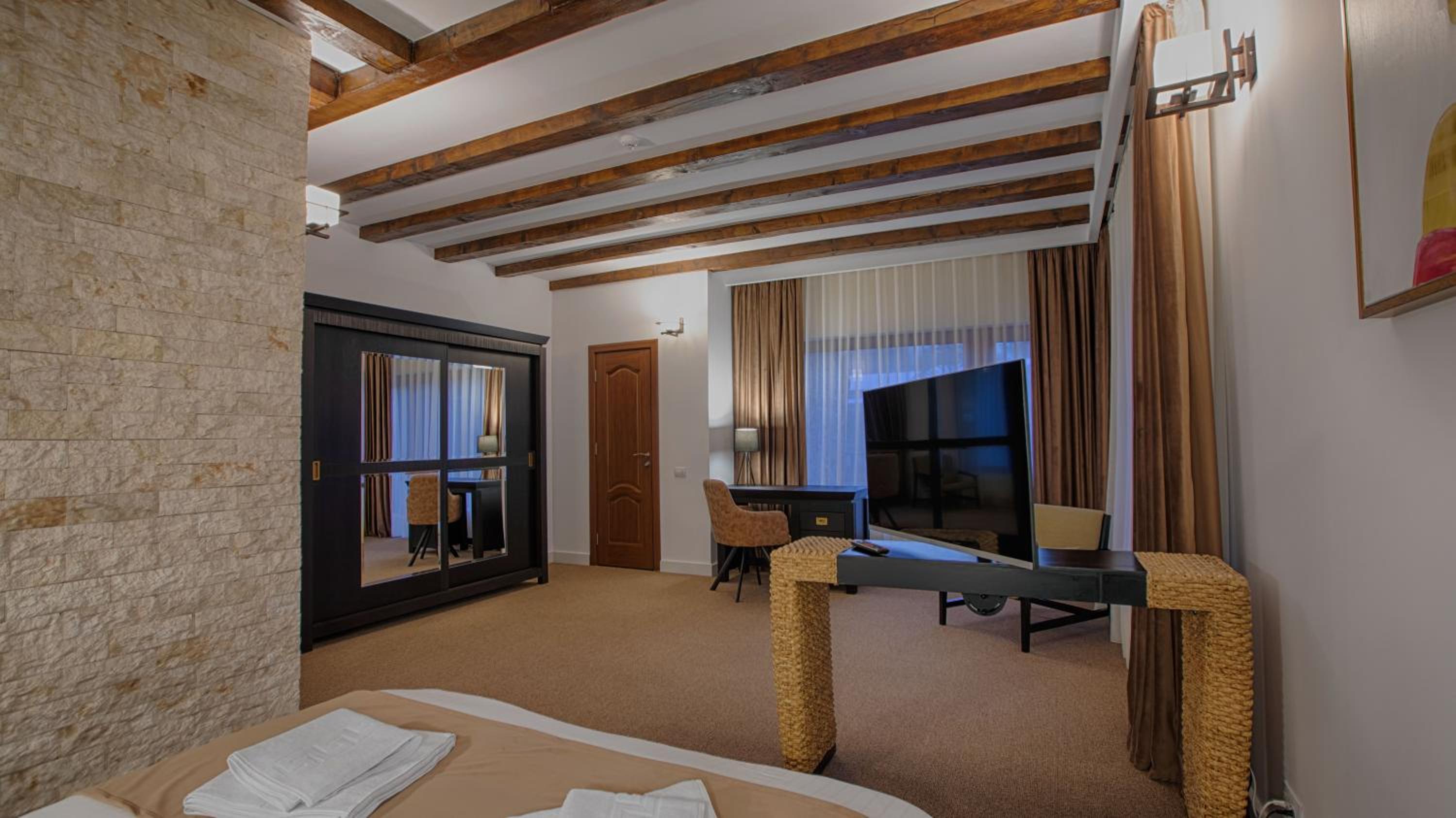 Deluxe King Room - Photo 9