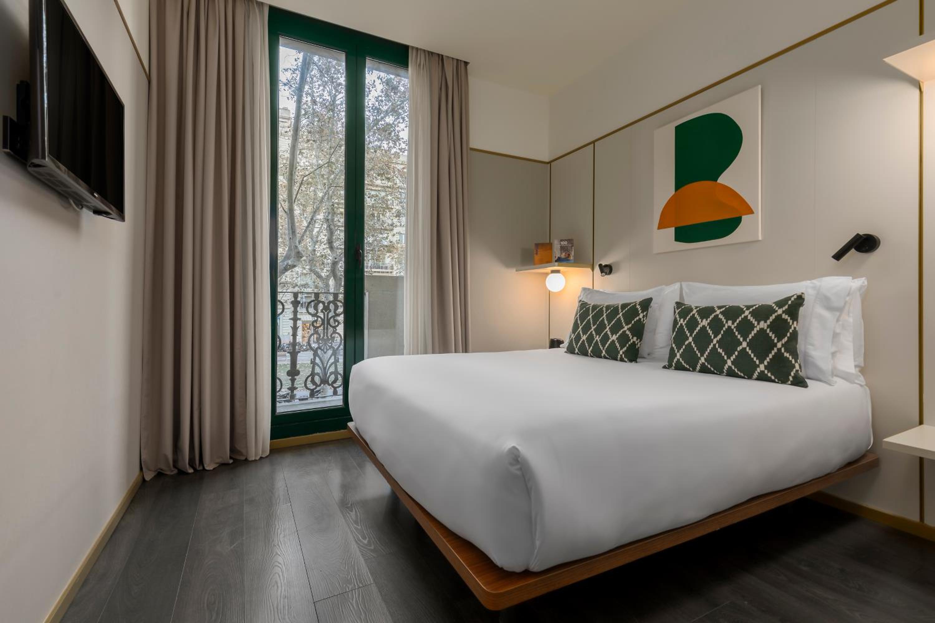 Queen Room with Balcony photo 2