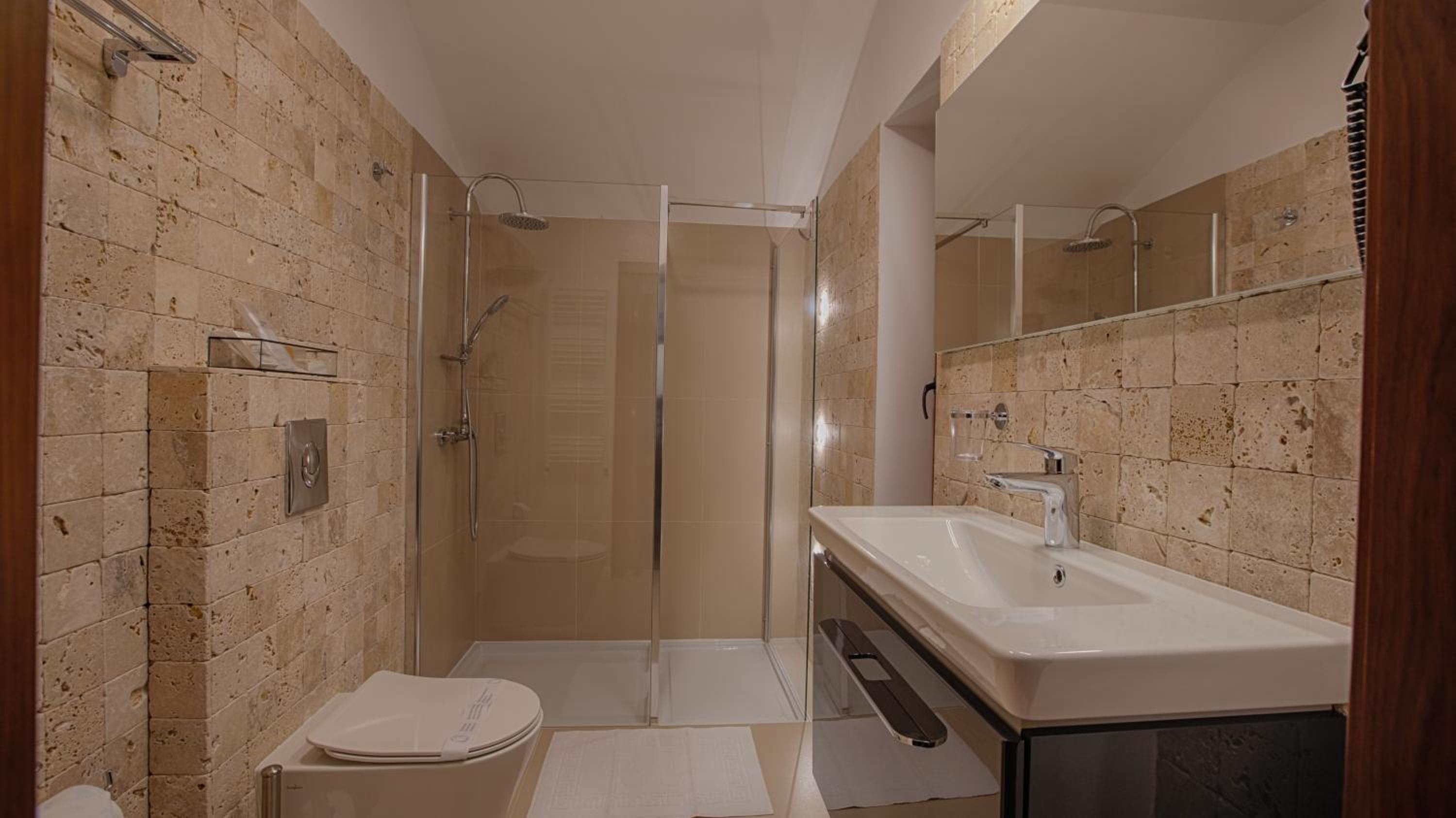 Deluxe King Room - Photo 8