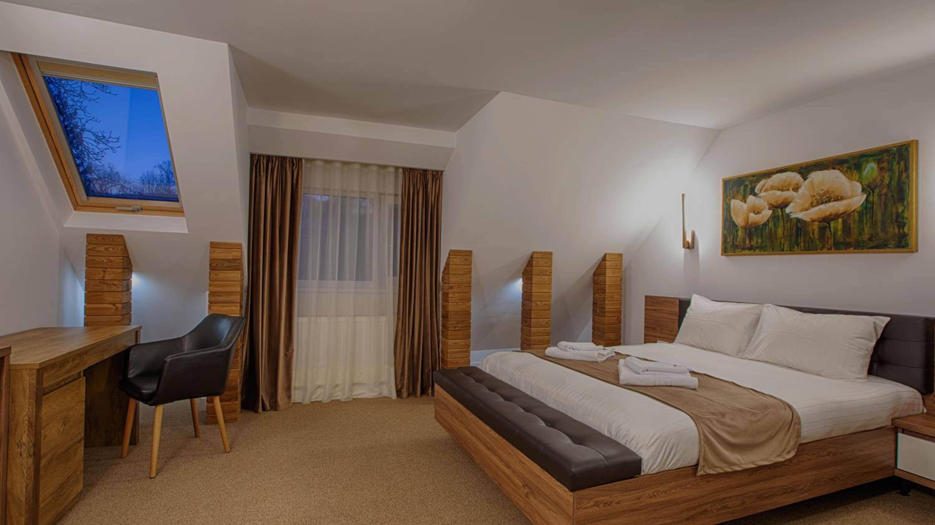 Deluxe King Room - Photo 5
