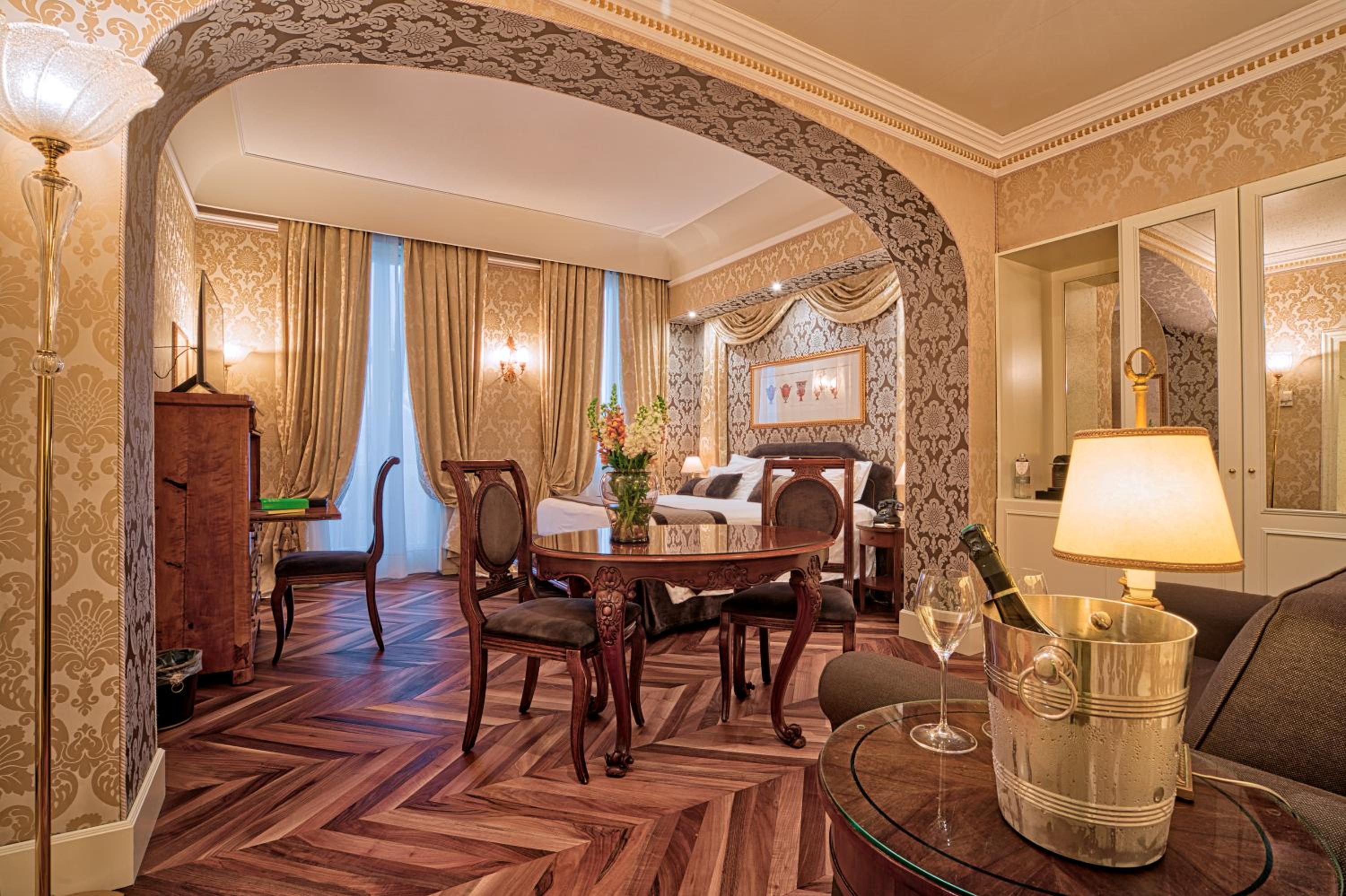 Junior Suite with Lagoon View and Balcony - Photo 5