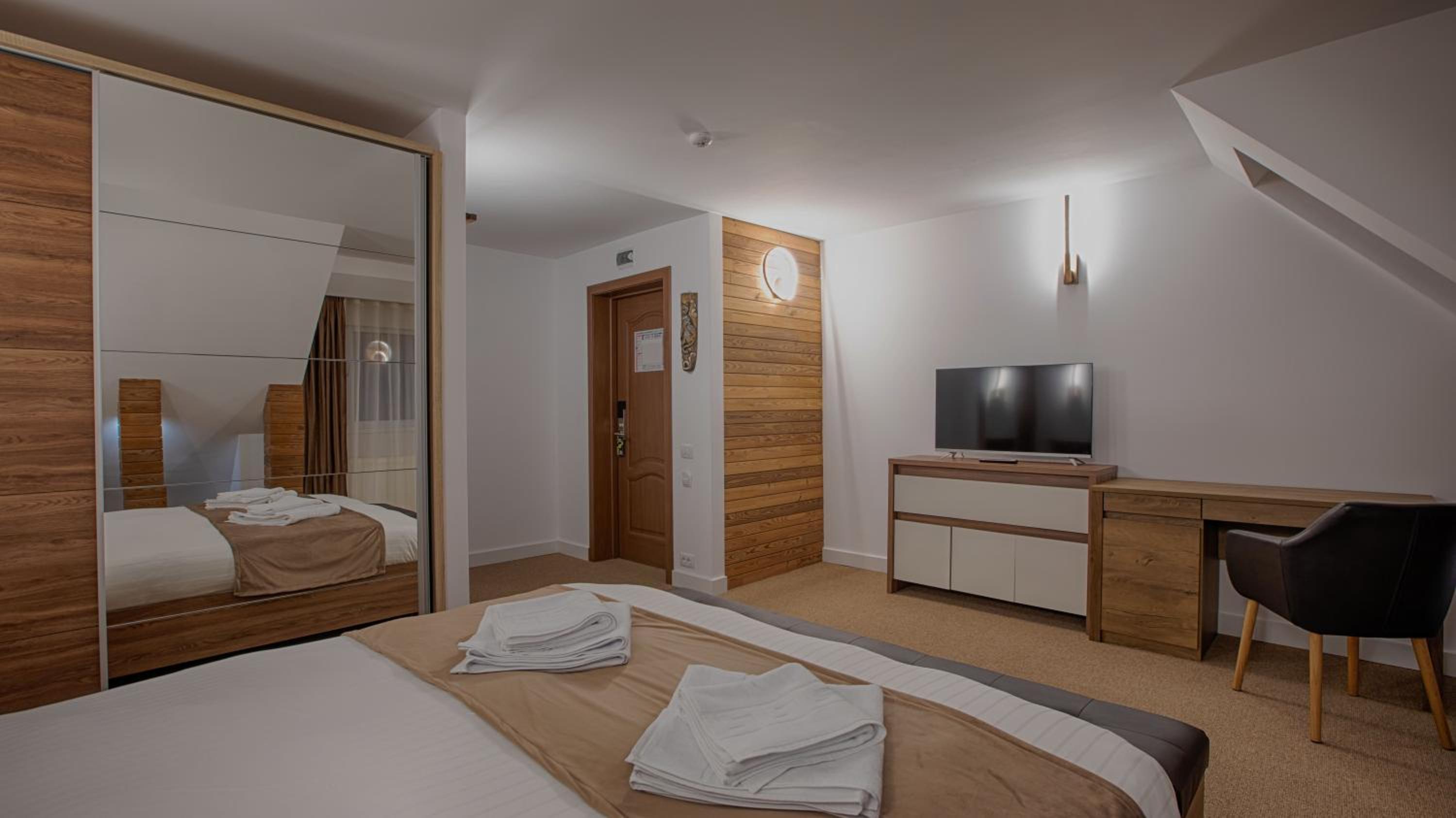 Deluxe King Room - Photo 14
