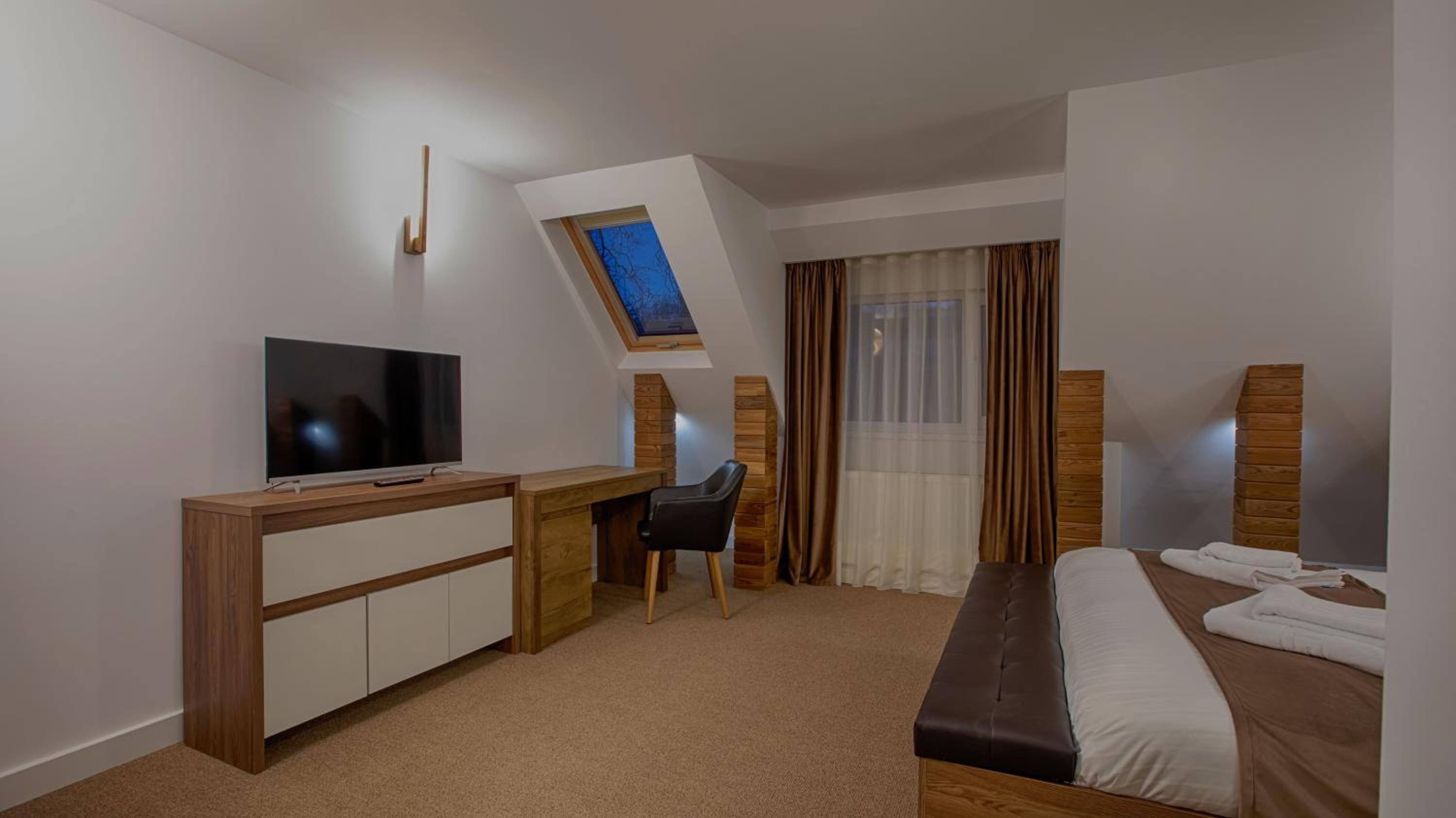 Deluxe King Room - Photo 15