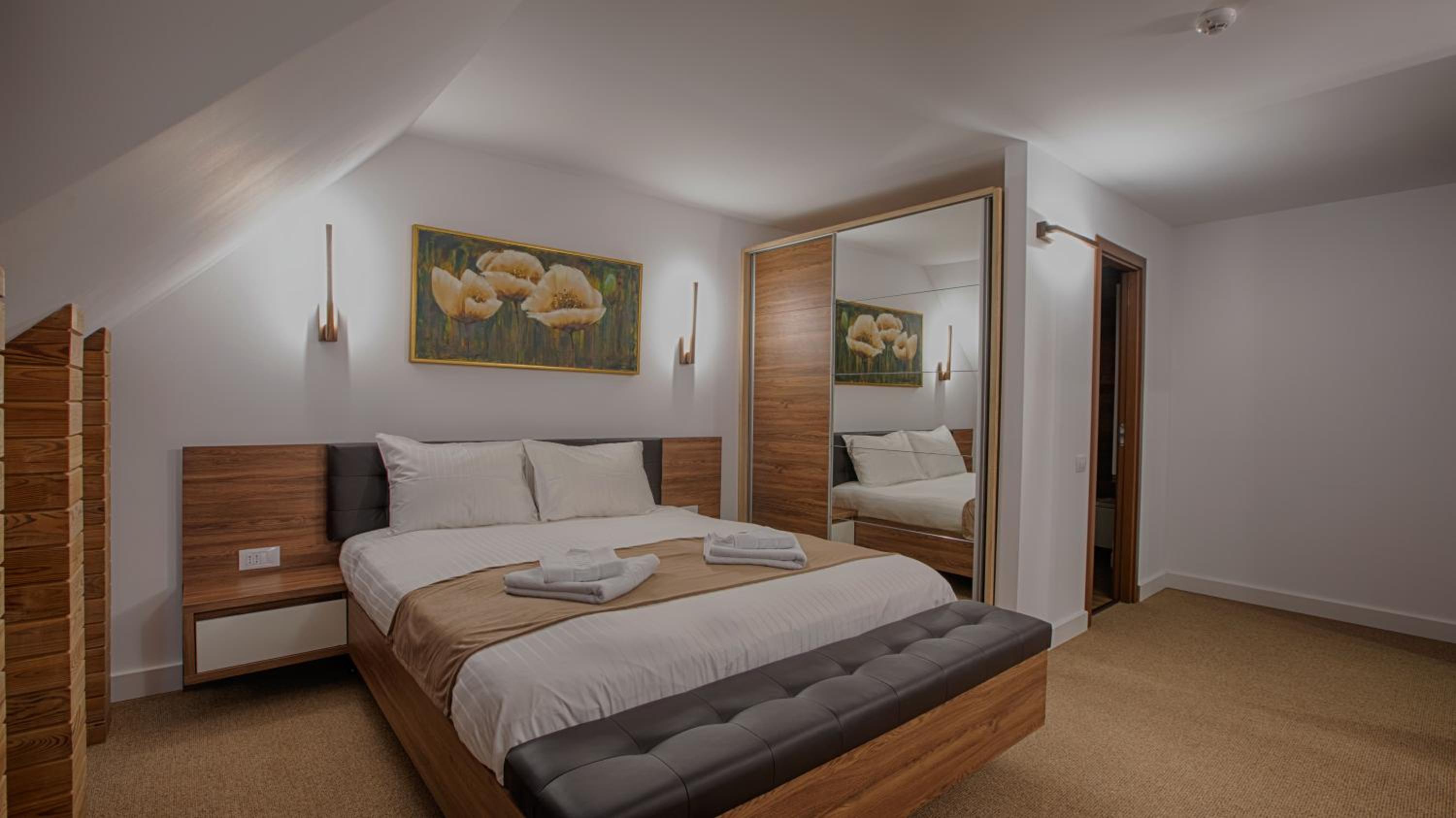 Deluxe King Room - Photo 16