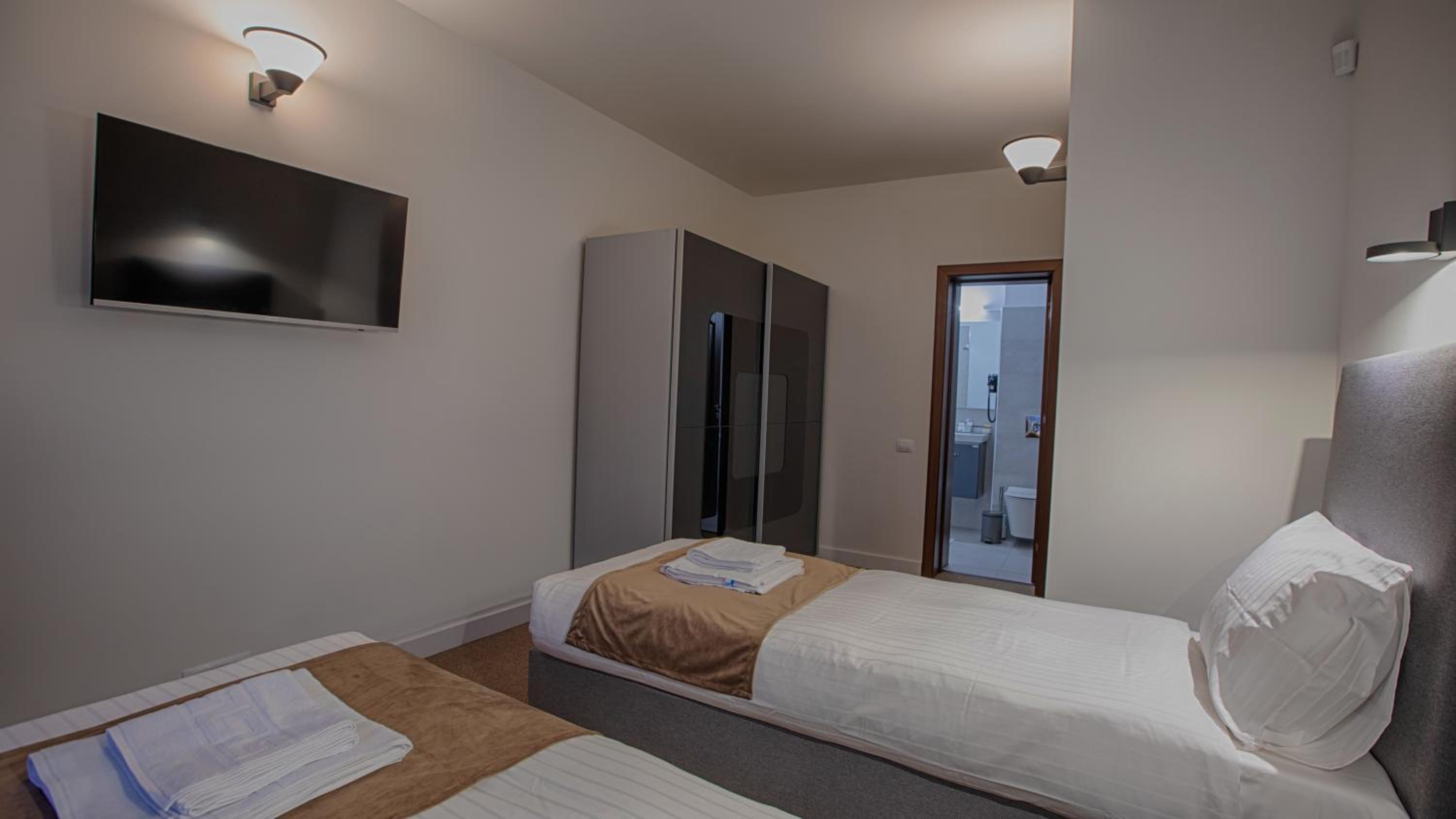 Twin Room with Bathroom - Photo 6