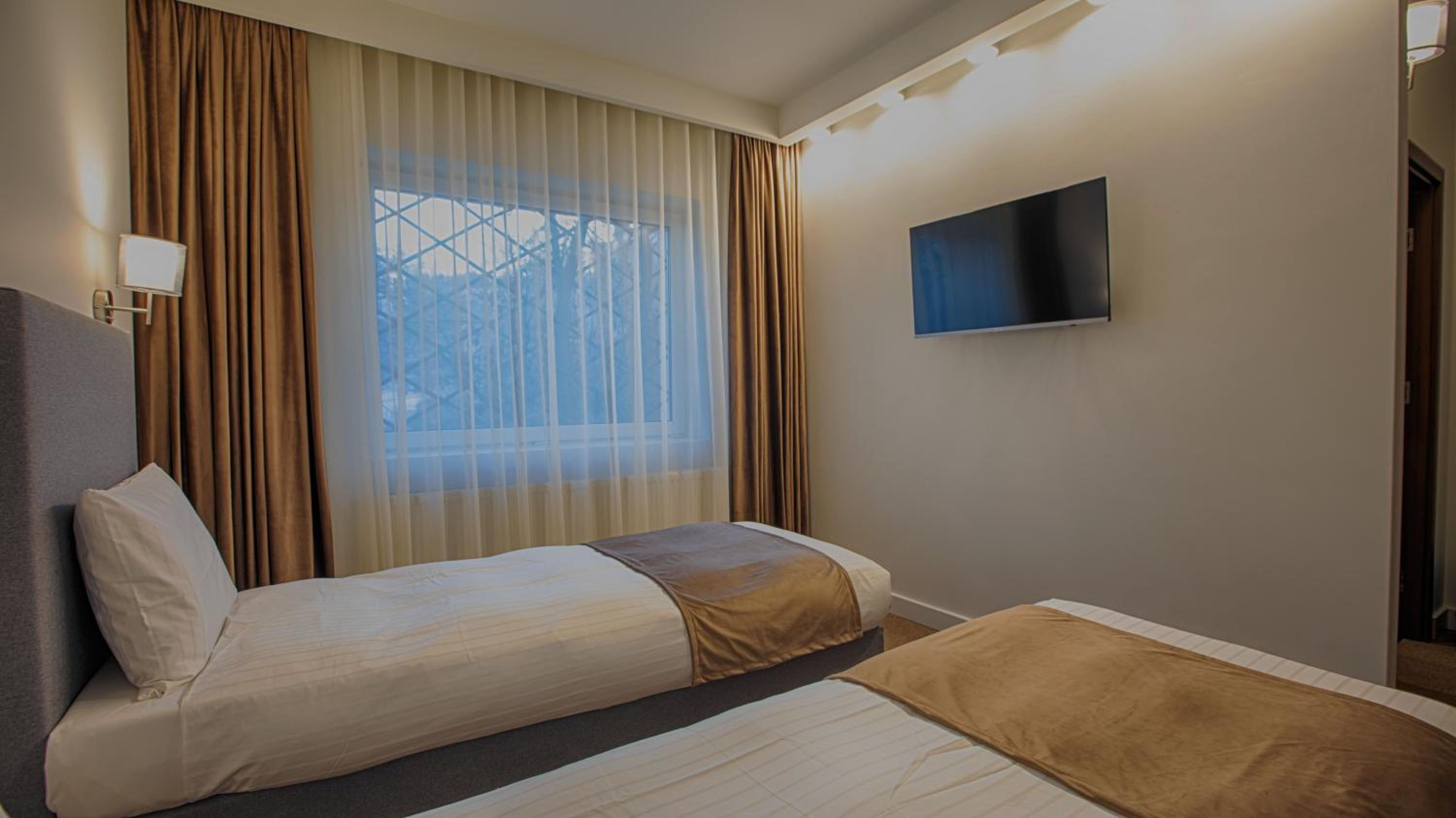 Twin Room with Bathroom - Photo 8