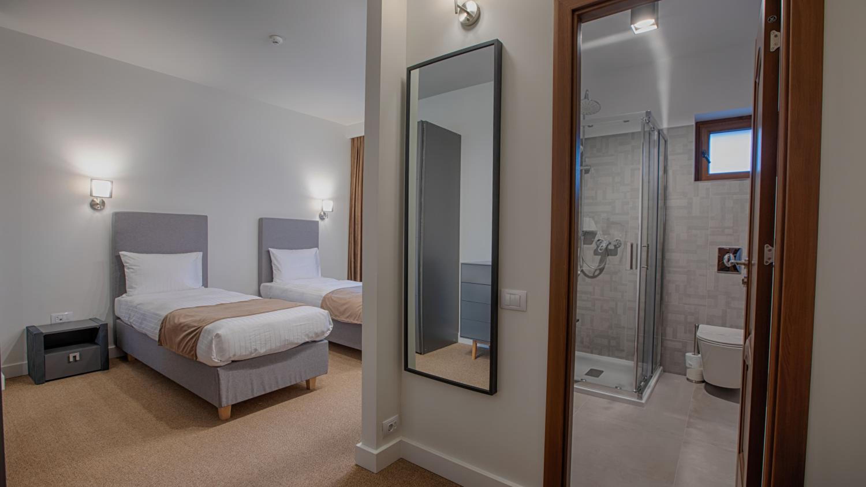 Twin Room with Bathroom - Photo 7