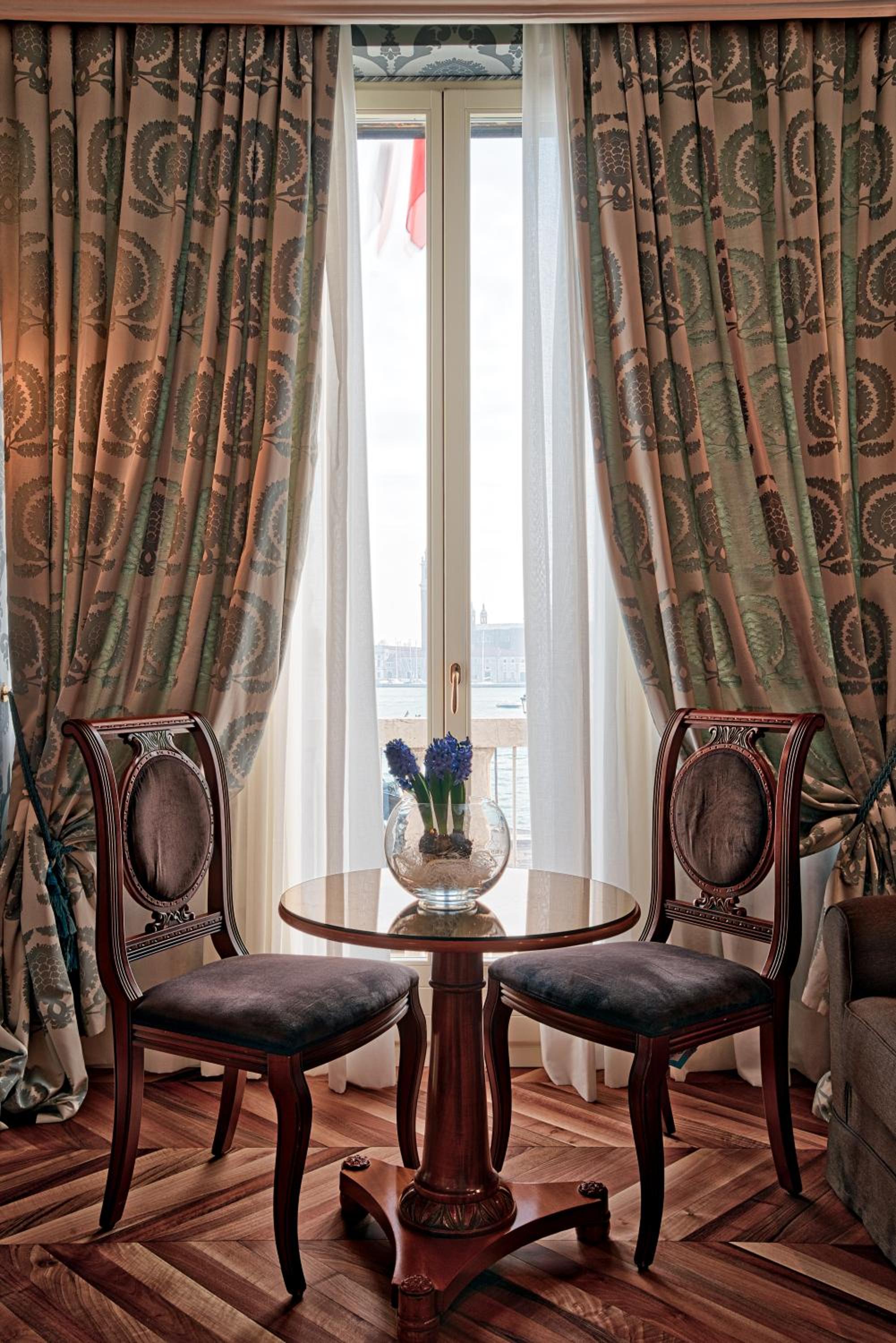 Junior Suite with Lagoon View and Balcony - Photo 6