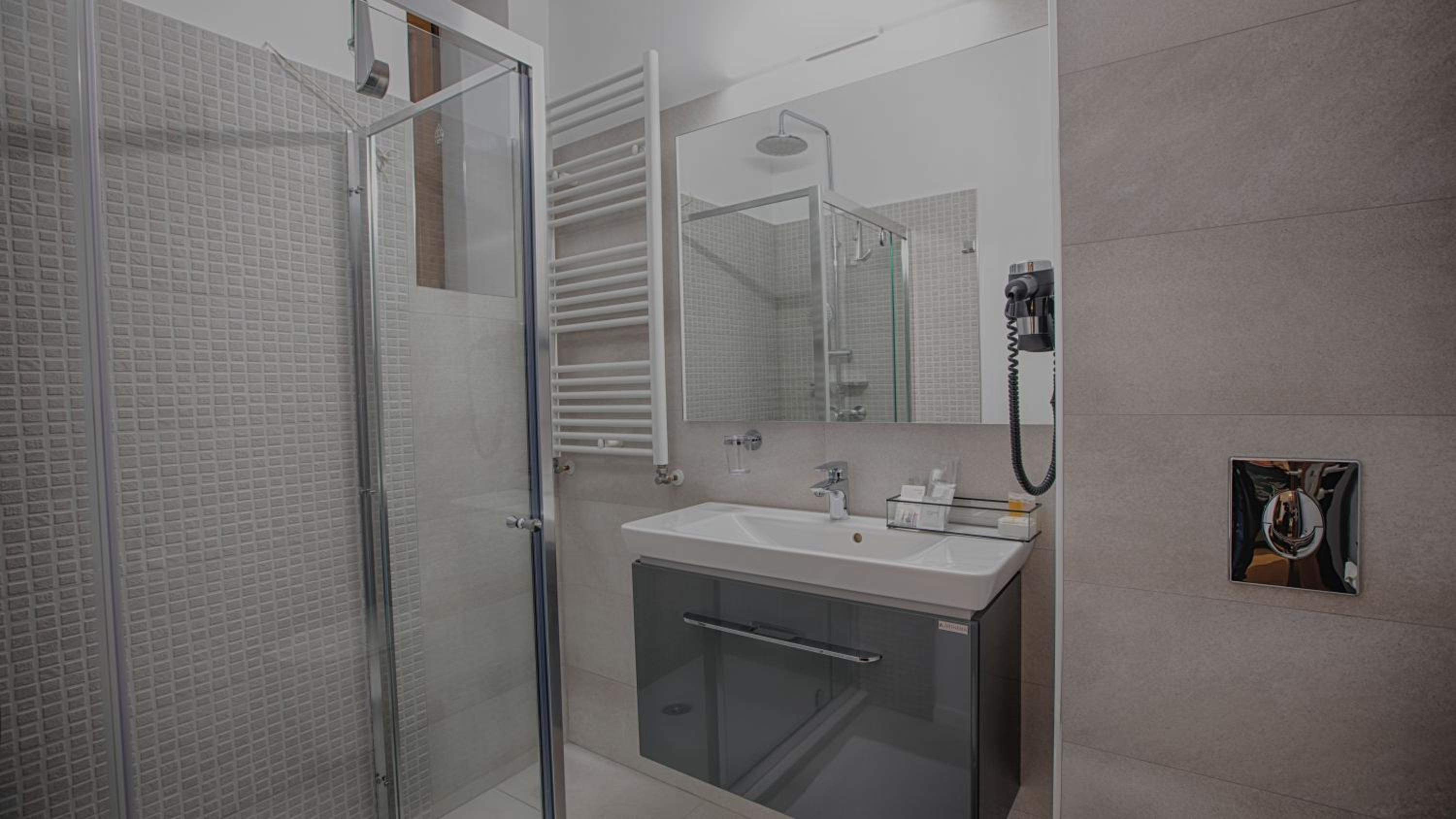 Twin Room with Bathroom - Photo 2