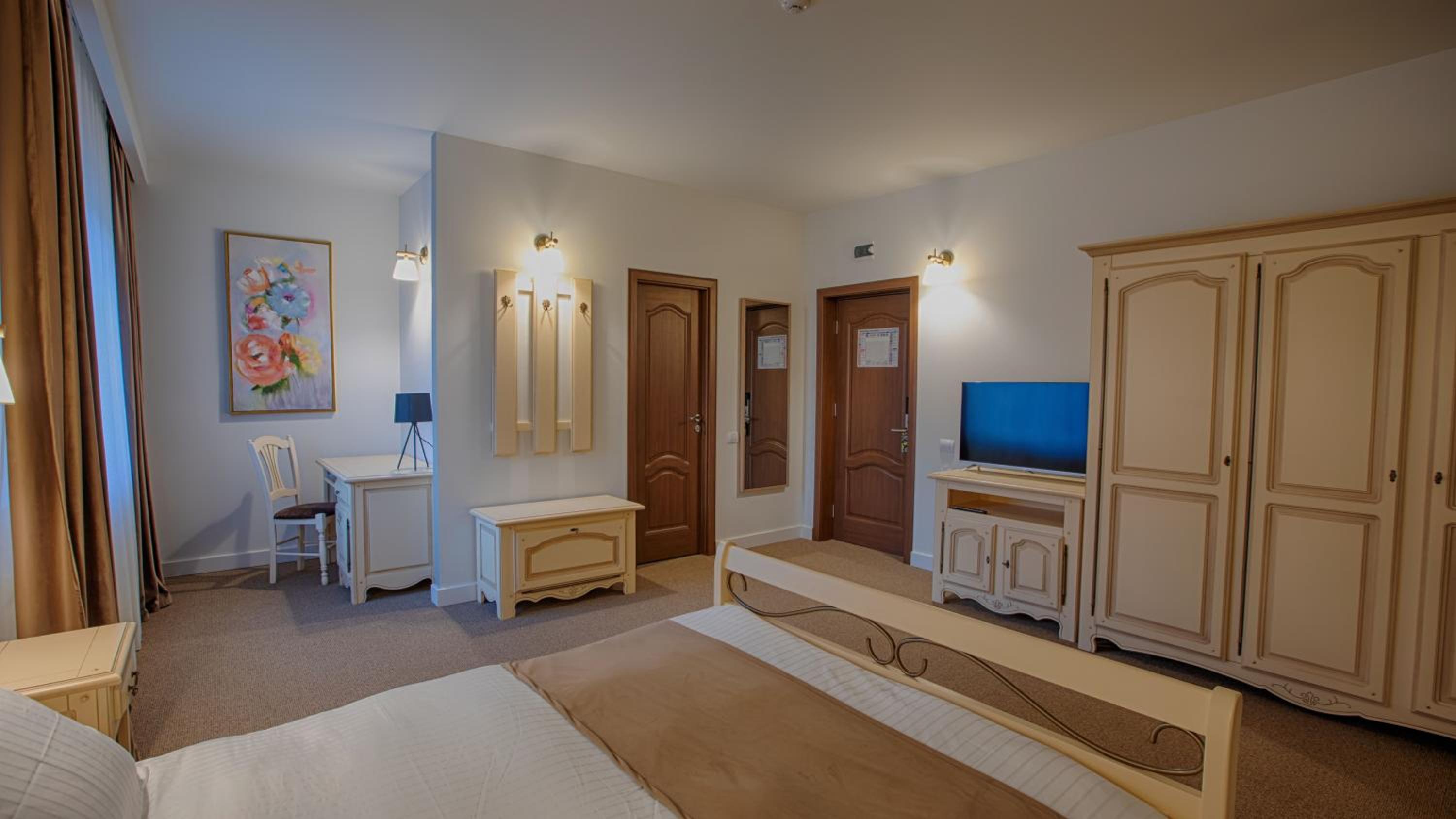 Deluxe King Room - Photo 1
