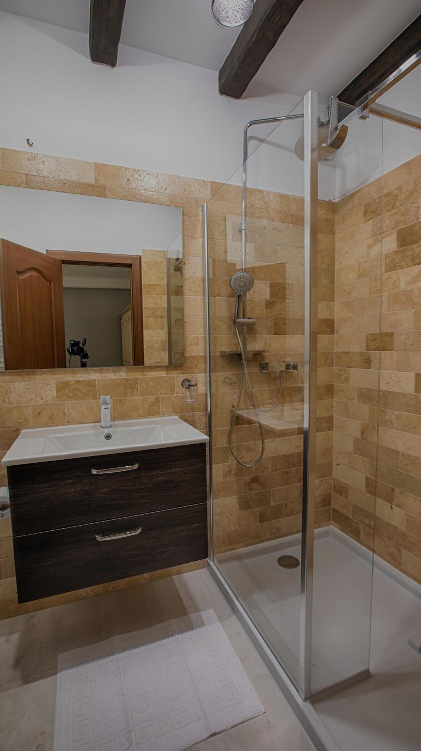 Deluxe King Room - Photo 7