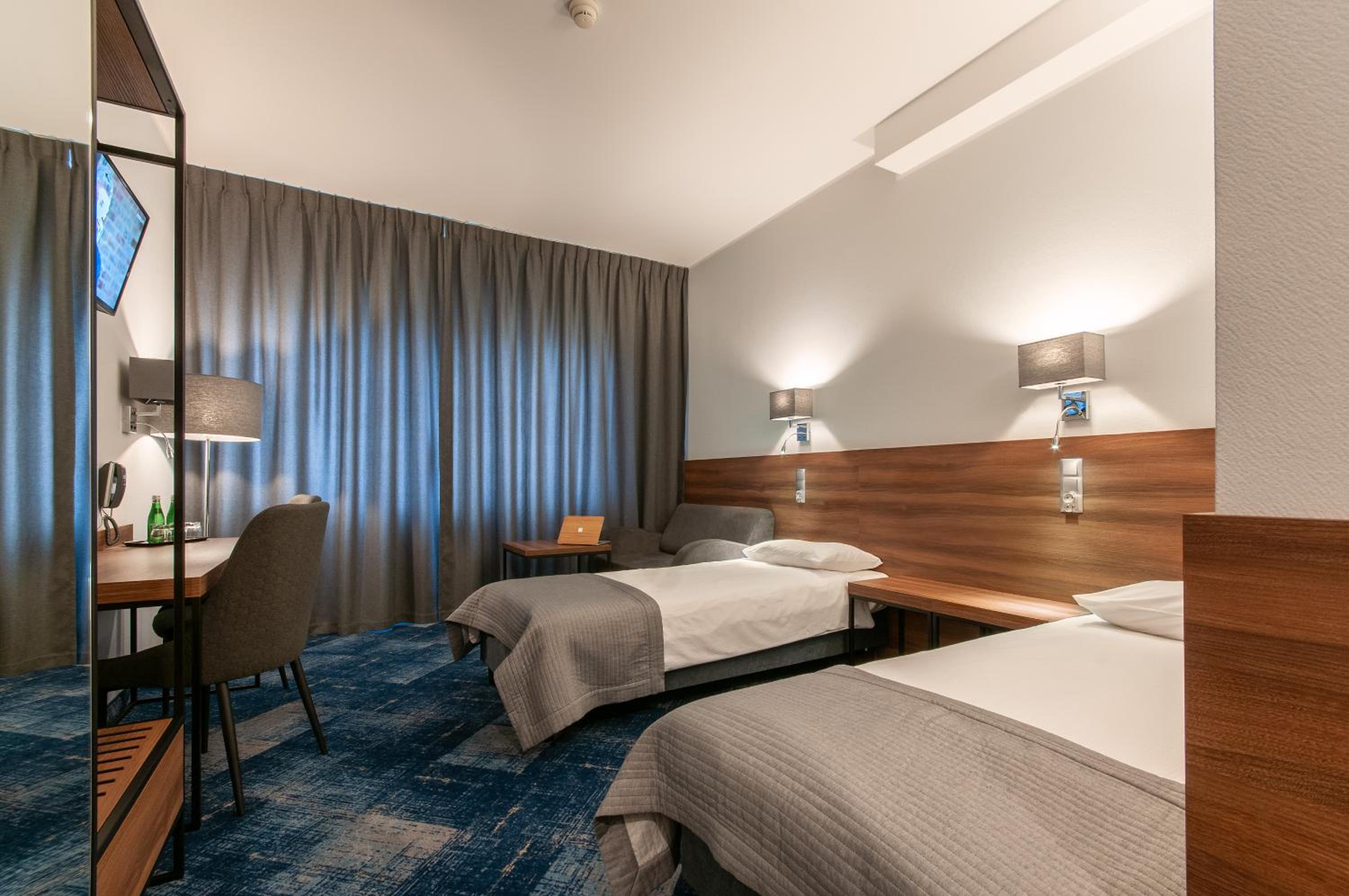 Large Twin Room - Photo 1