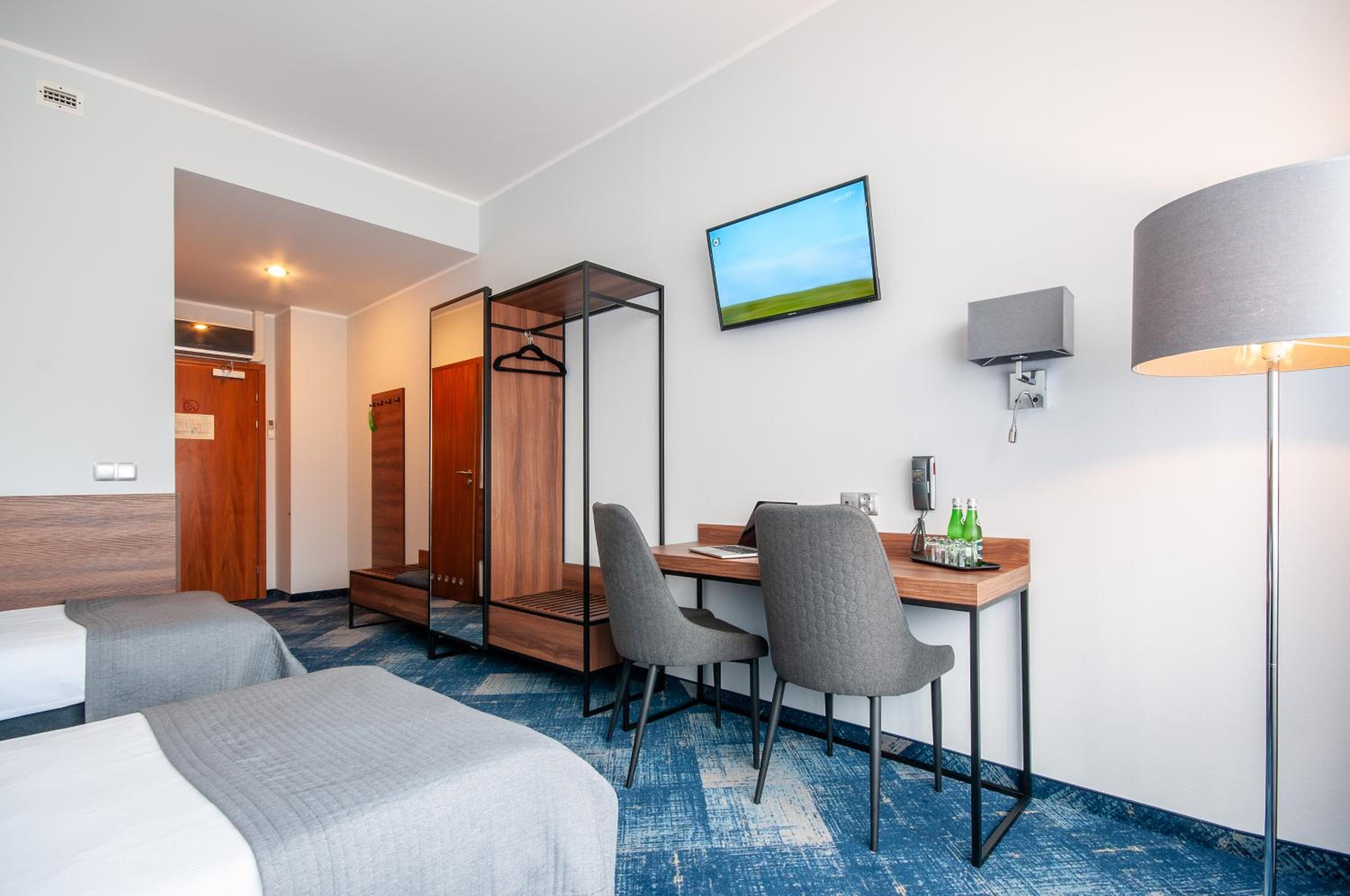 Large Twin Room - Photo 4