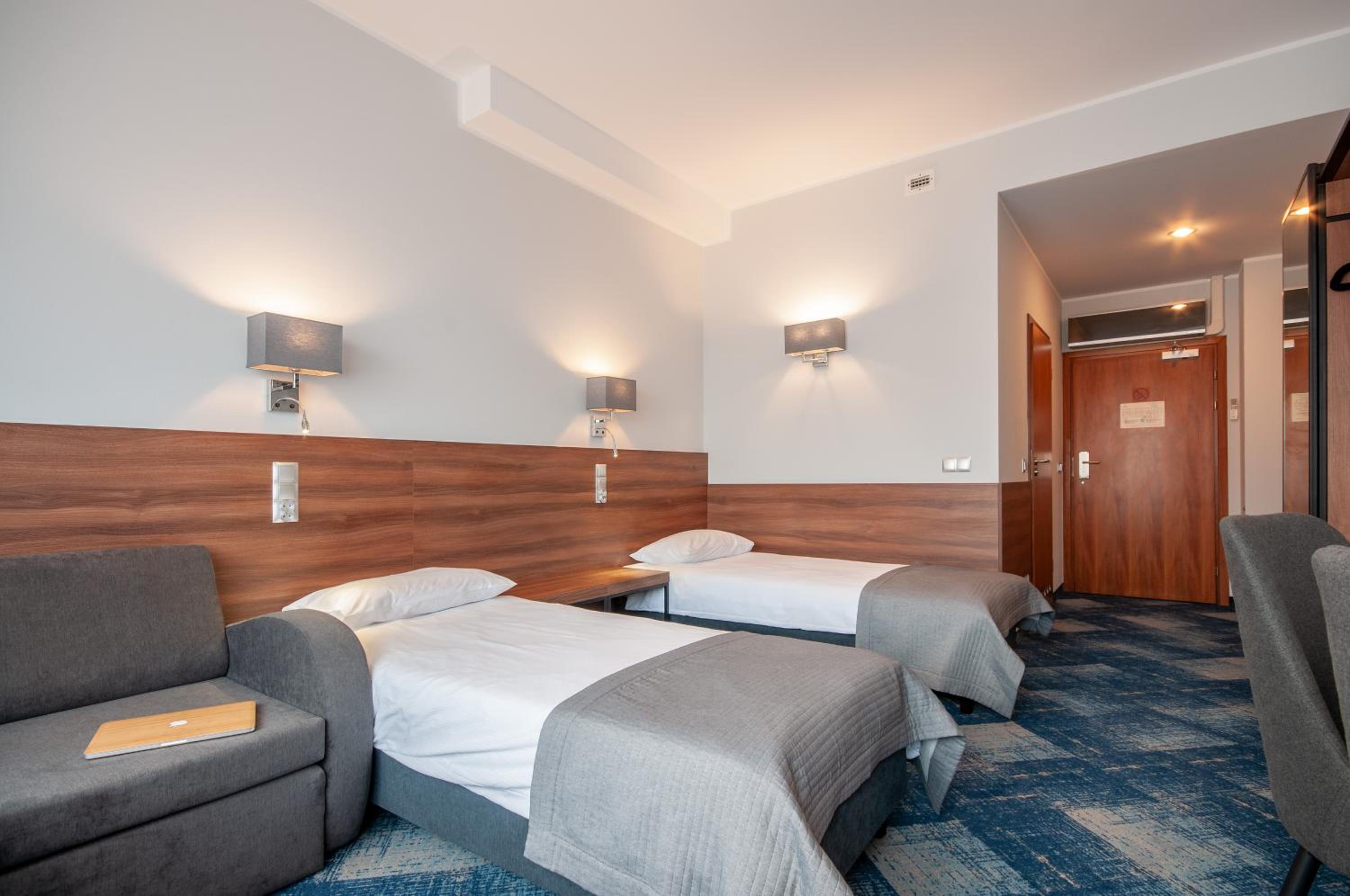 Large Twin Room - Photo 5