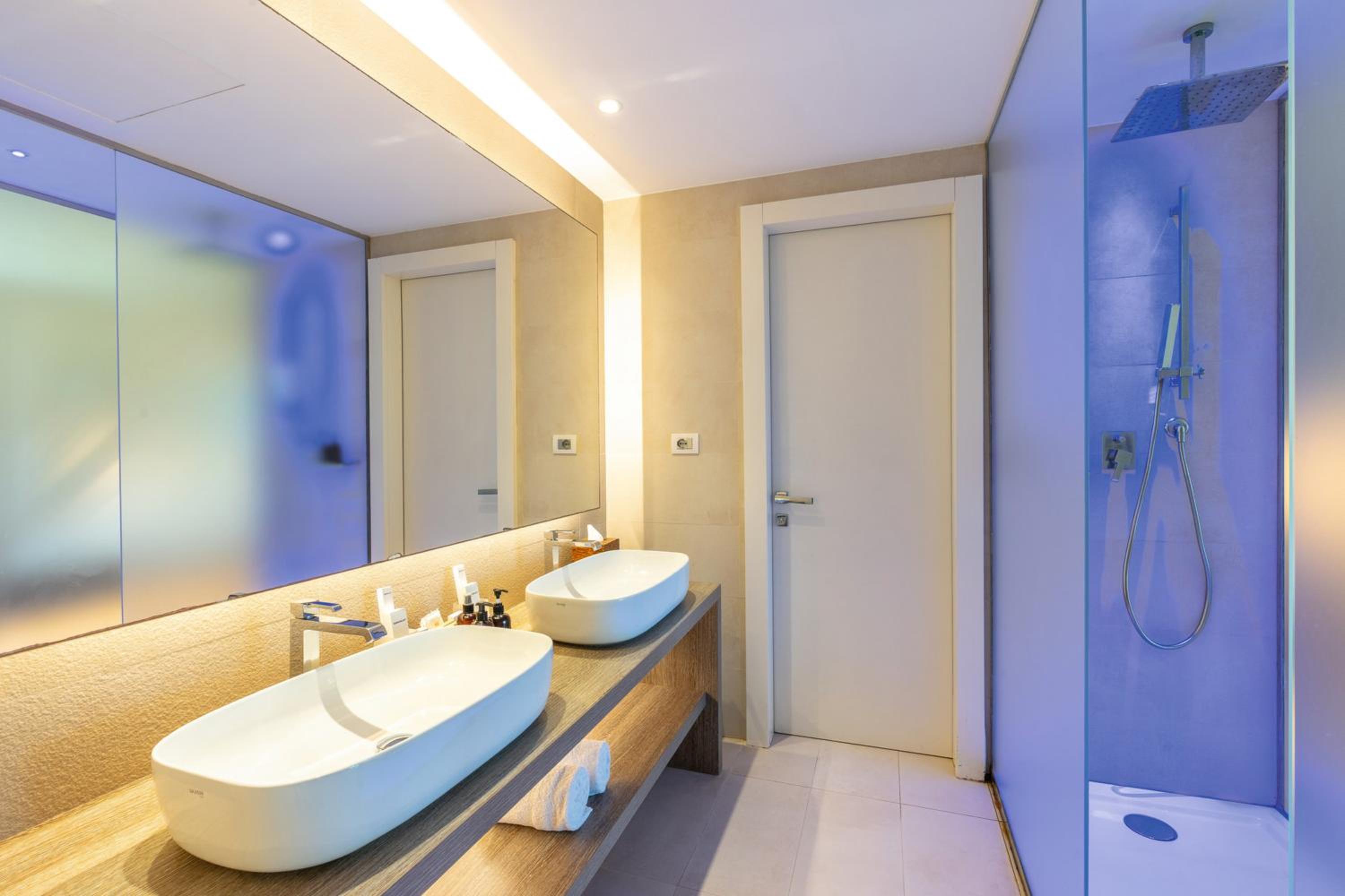 Superior Ocean Suite photo 3
